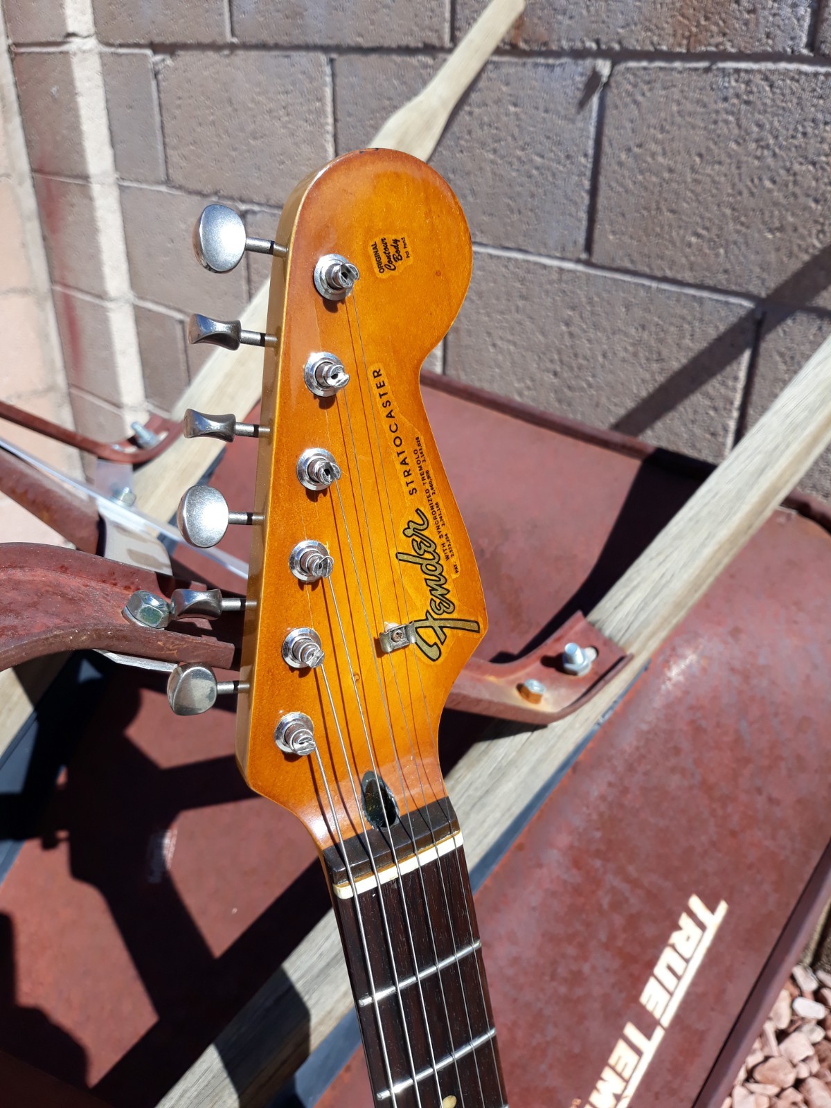 3 Tone Sunburst 65 Tribute Stratocaster Vintage – HEAVY RELIC Vintage NITRO