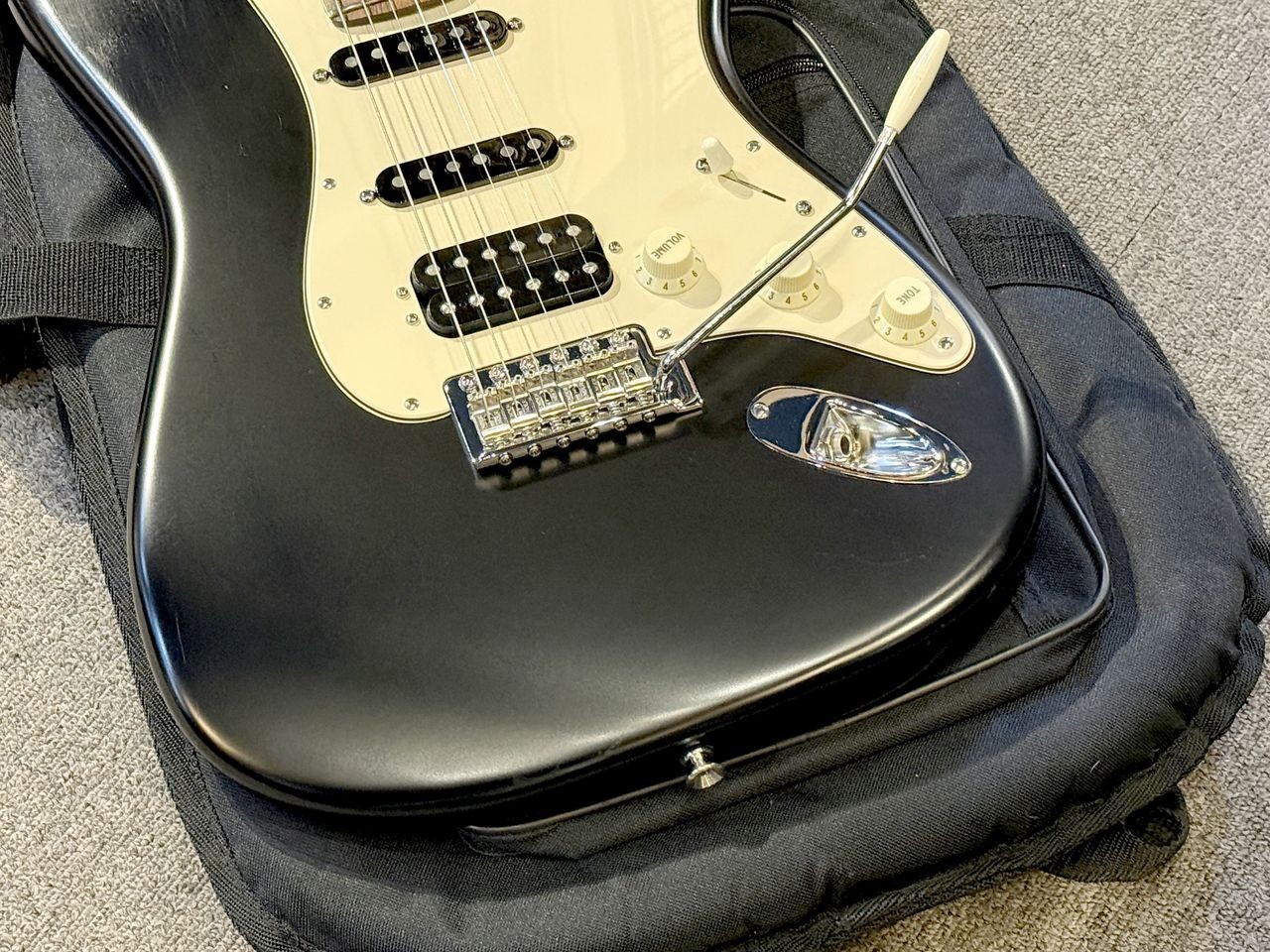 [Fender] Highway One Stratocaster HSS Used 2010 Alder Body Black w/Soft Case