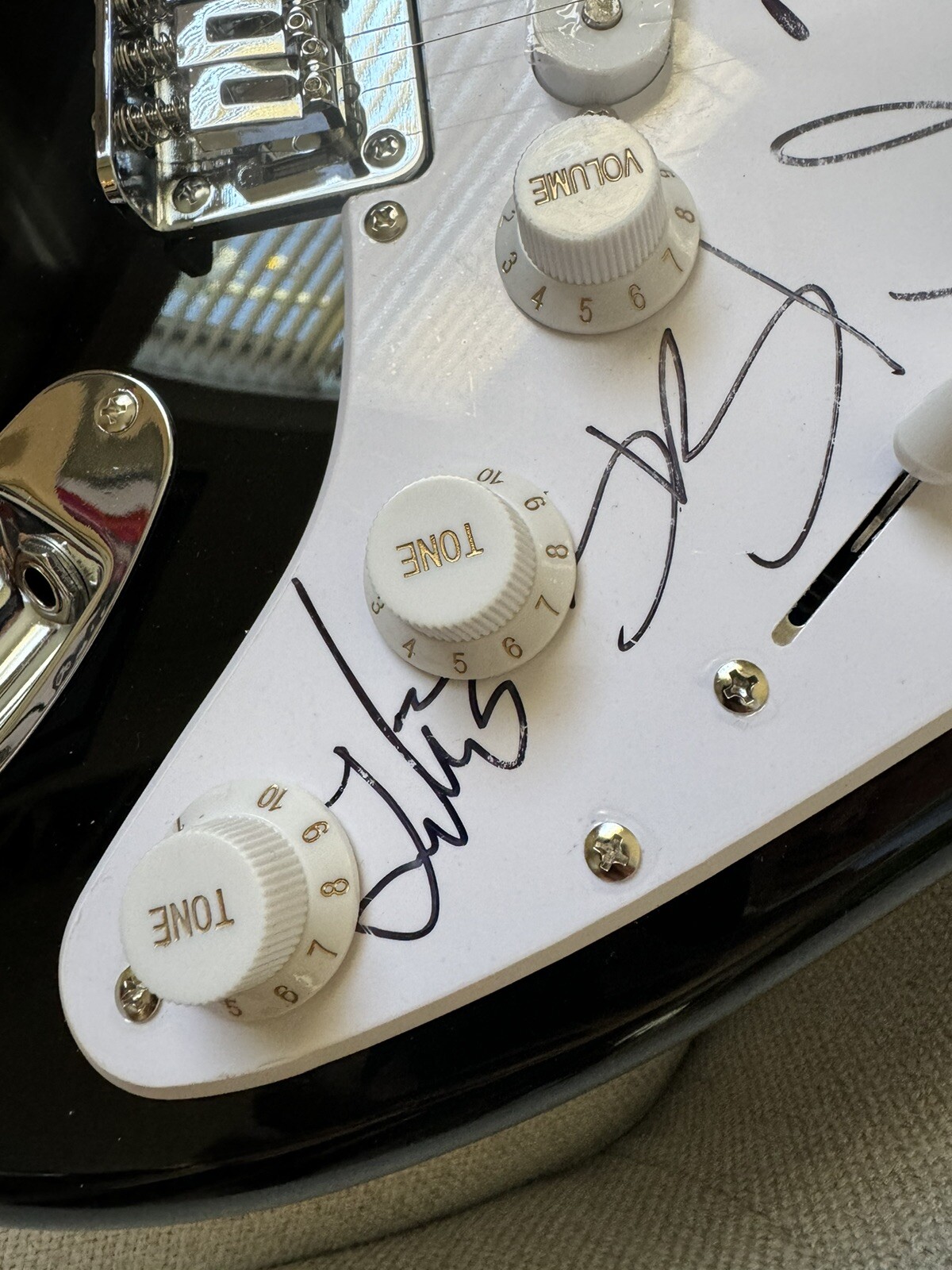 Ricky Martin + Reik Signed Guitar – Squier By Fender SQ Bullet Strat HT HSS BLK