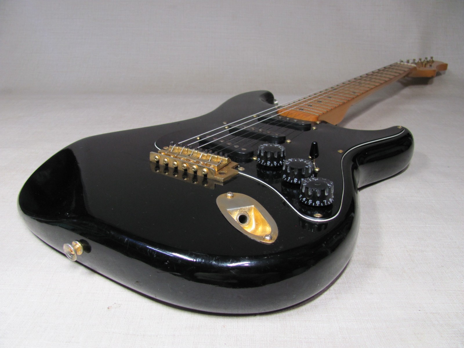 HARMONY H80BG ELECTRIC GUITAR BLACK AND GOLD VINTAGE 1980’S GOOD CONDITION