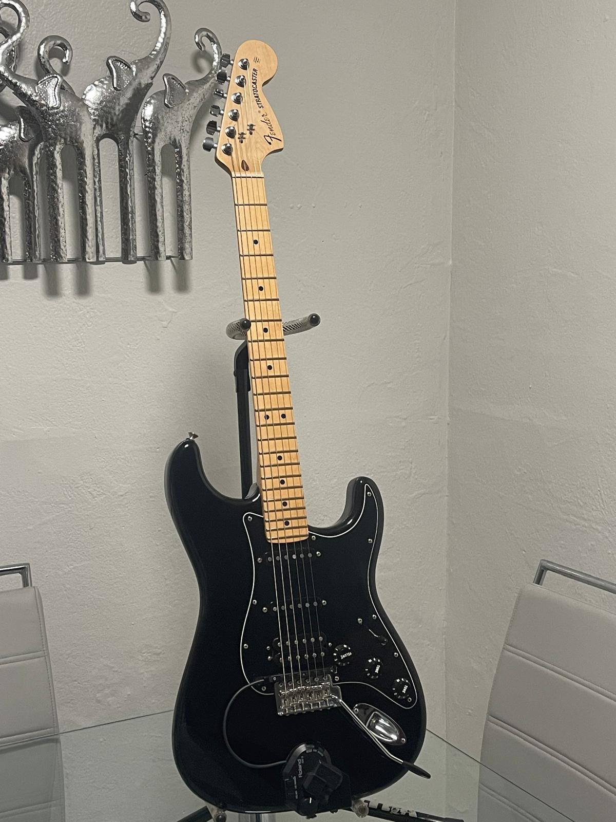 FENDER AMERICAN SPECIAL STRAT HSS AND 13 PIN ROLAND GK-3 PICKUP WITH CASE