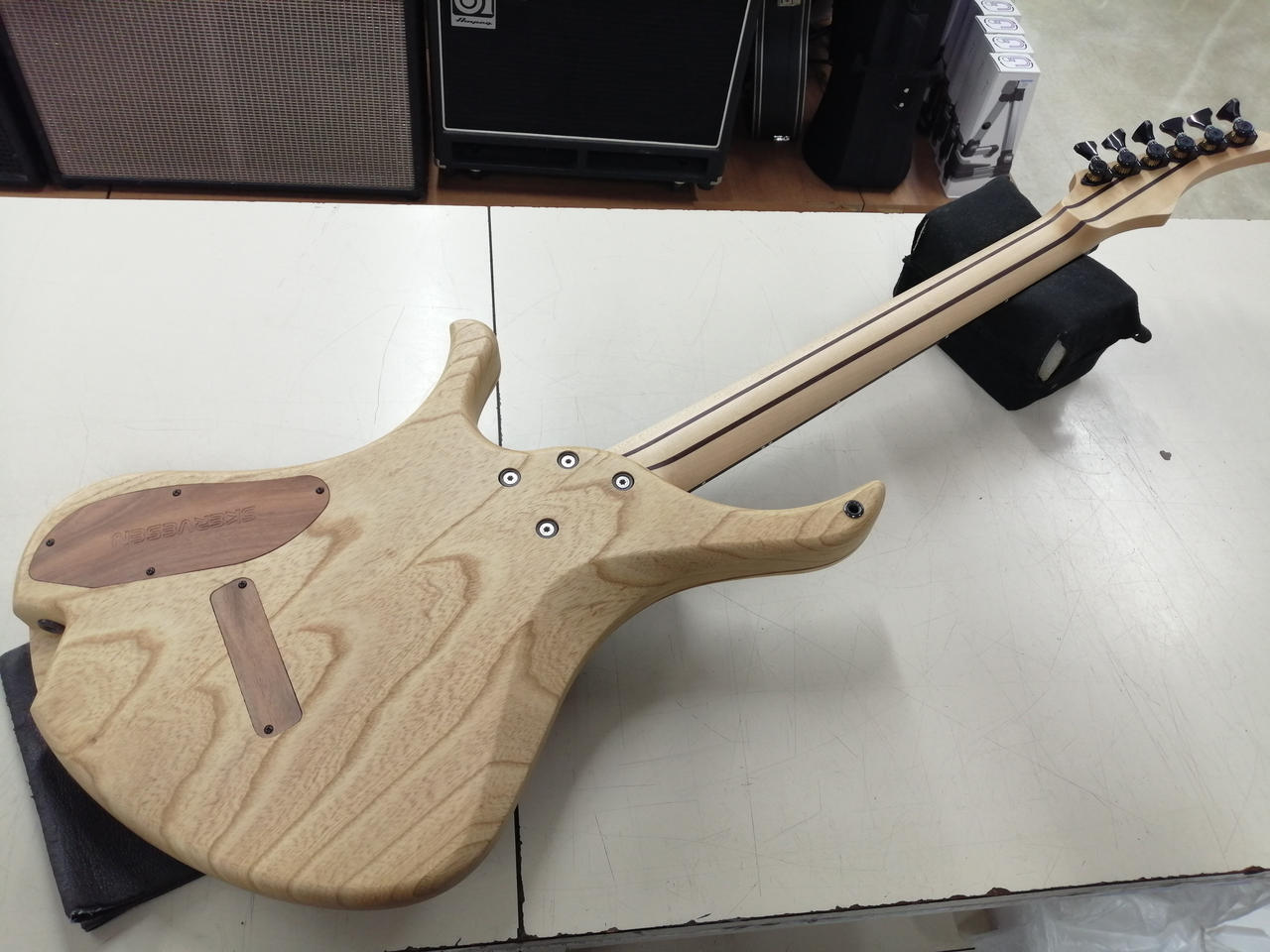 Skervesen Swan 6 PopLAR BURL Used Electric Gutiar
