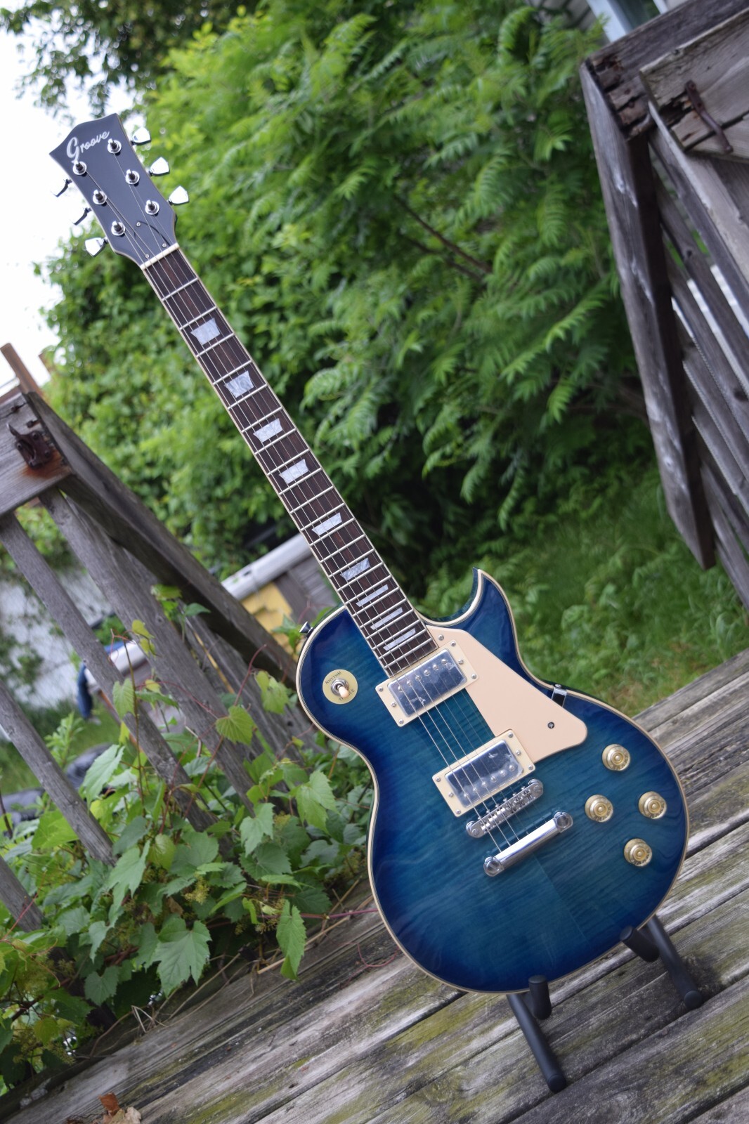 Electric Guitar Mahogany Body Maple Top into Blue Finish (Groove Canadian Brand)