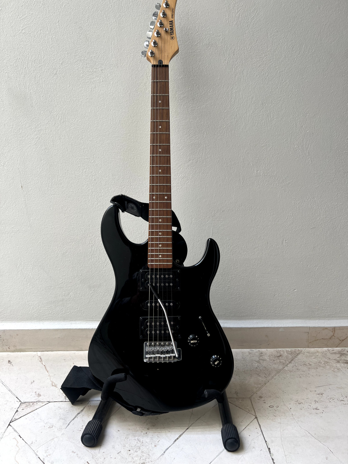 Guitarra Eléctrica Yamaha ERG 121C (equipo completo y accesorios).