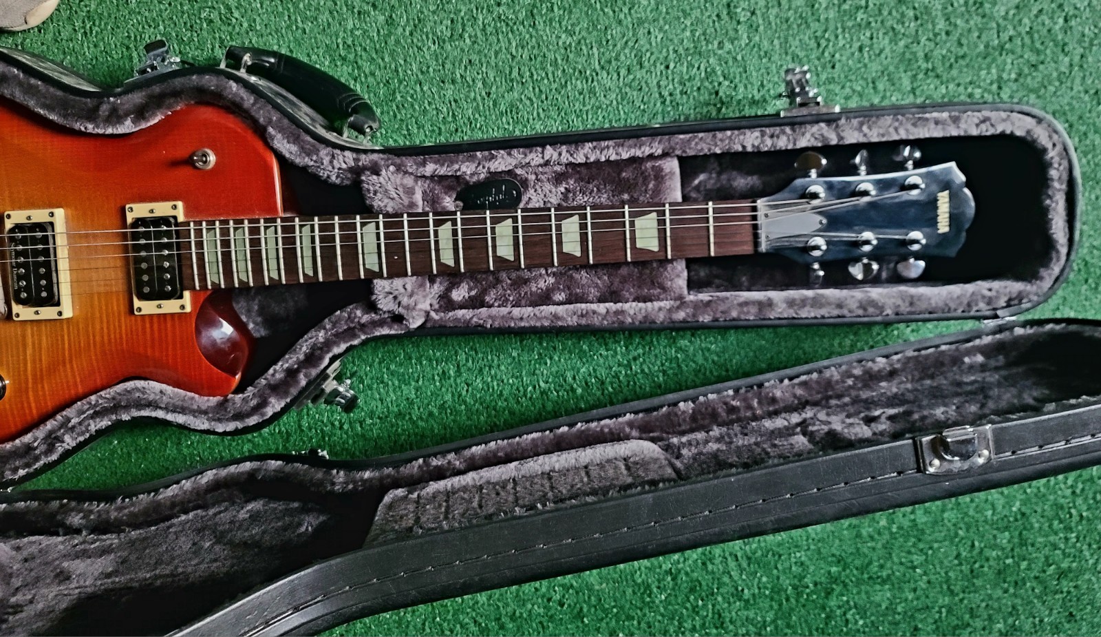 Sought-after AES620 YAHAMA 22 fret Guitar w/hardcase. # QKZ0250R/ 2003 -2004