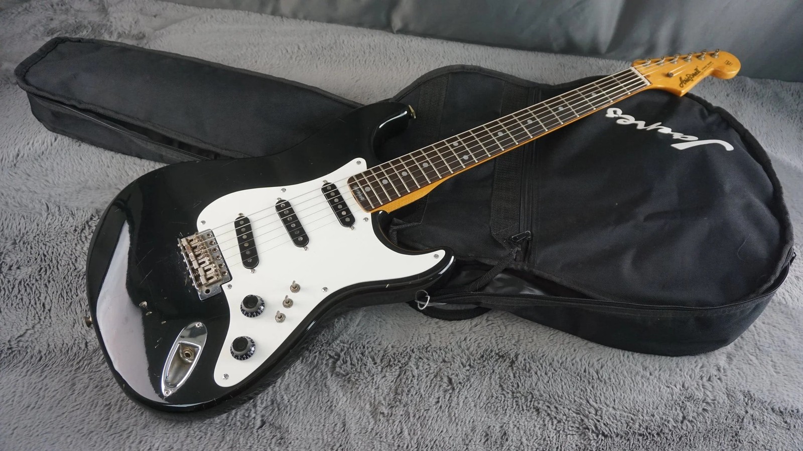 Aria Pro II Strikin’ Sound S-Style Japan Black