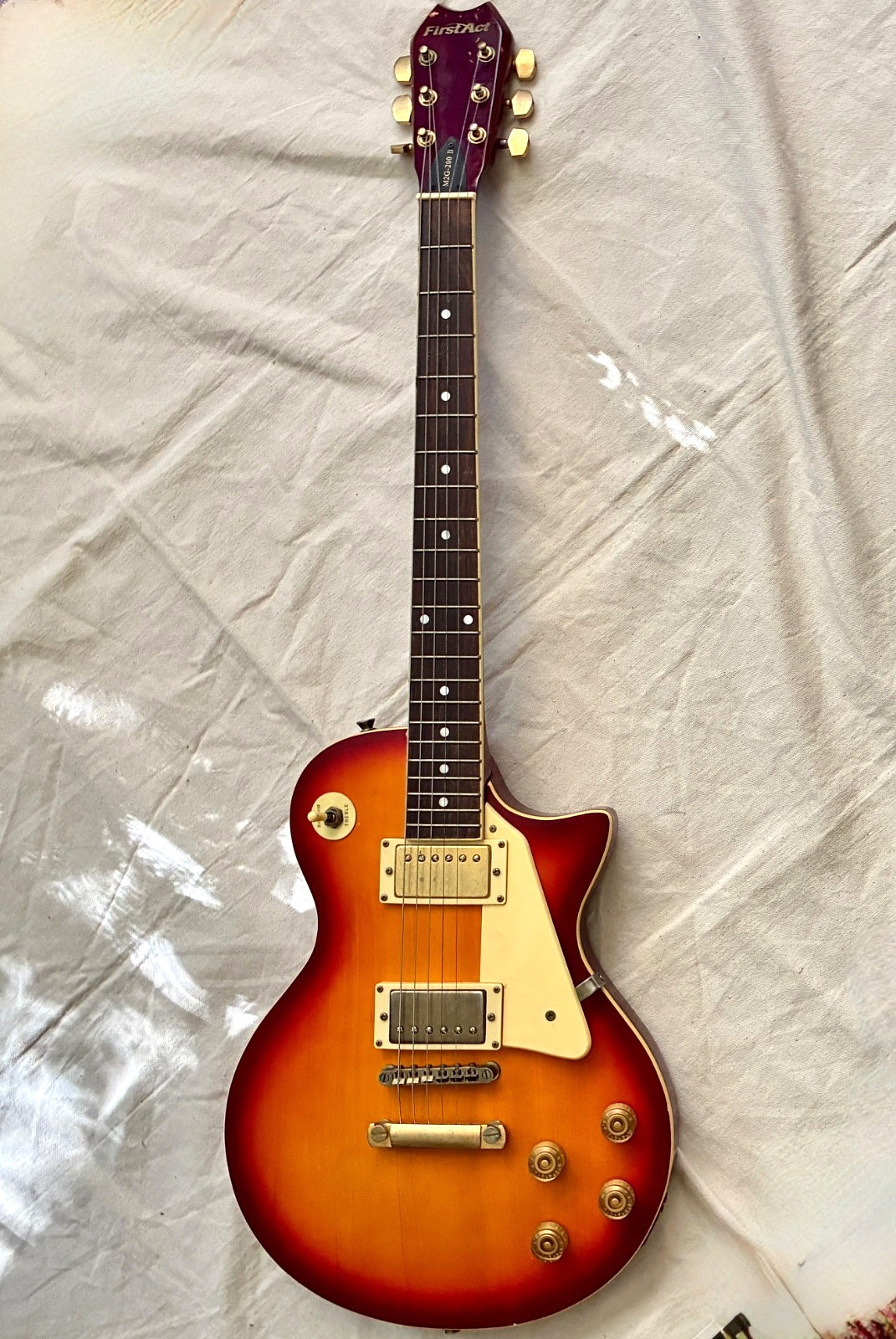 Vintage FIRST ACT Model M2G-200 B “Les Paul” LP Type Electric Guitar Sunburst
