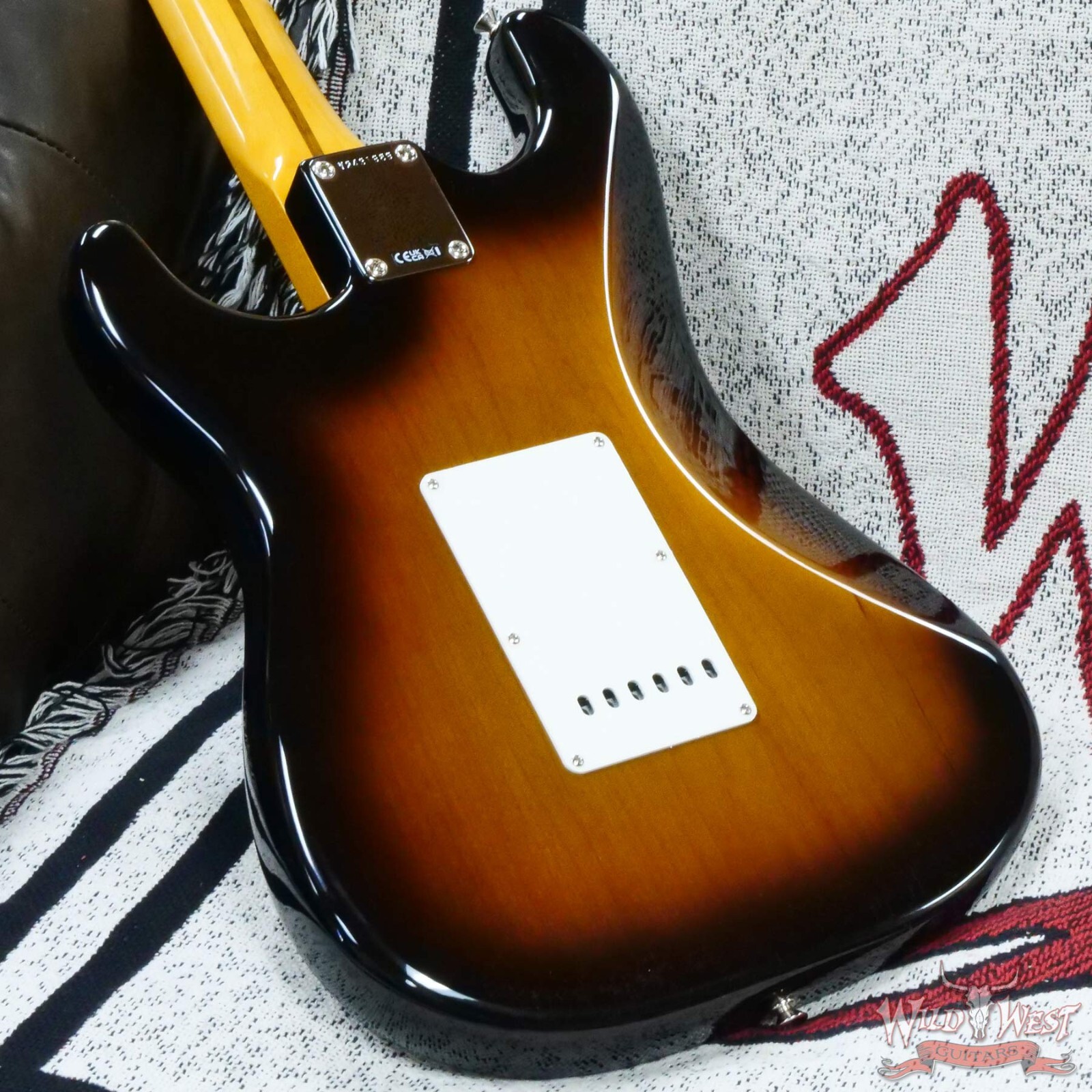 Fender American Vintage II 1957 Stratocaster Maple Neck 2-Color Sunburst 7.65 LB
