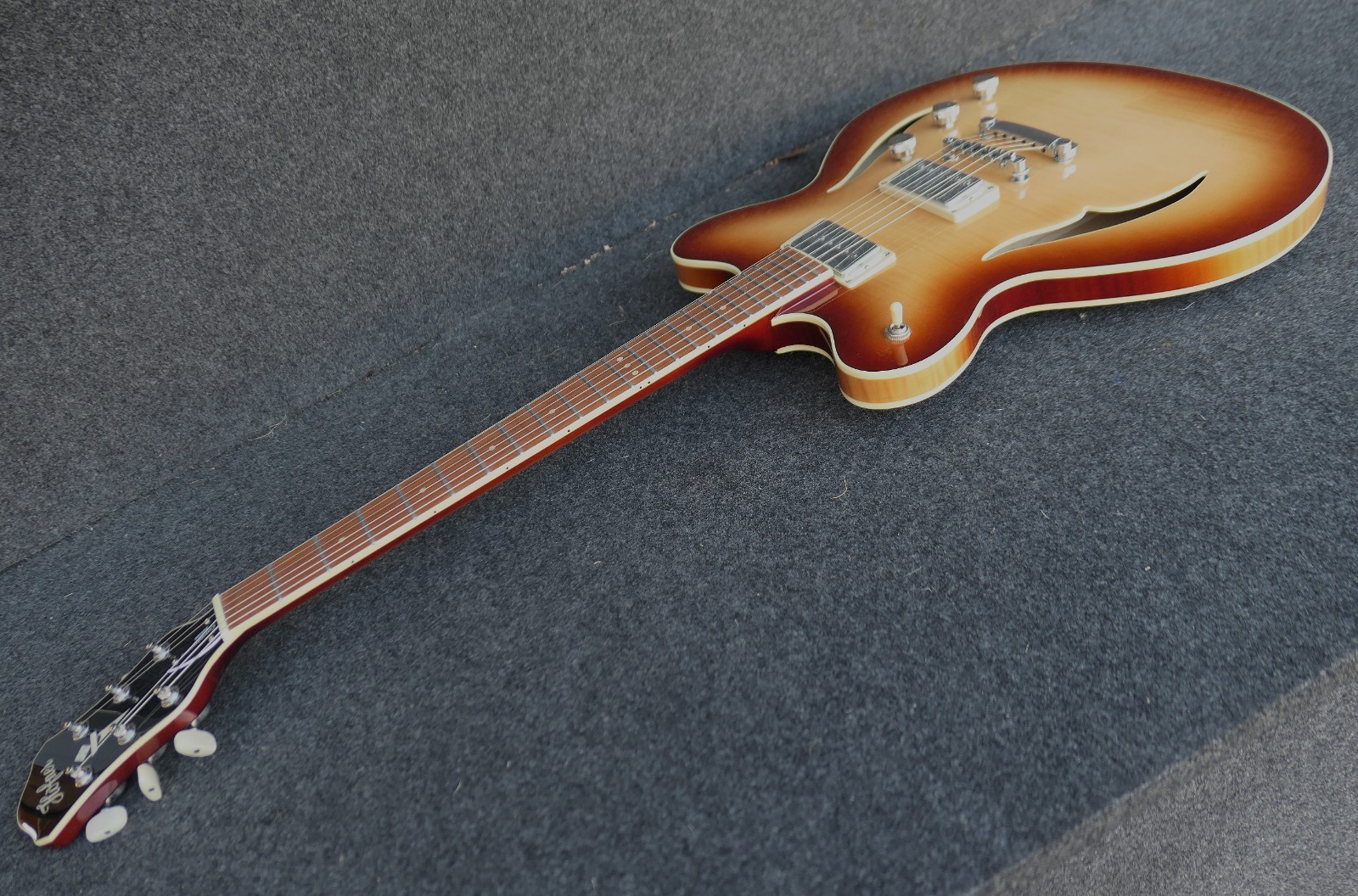 Hofner HCT-VTH-SP-SB Verythin CT SPECIAL Semi hollow has 2 Humbuckers one a P90