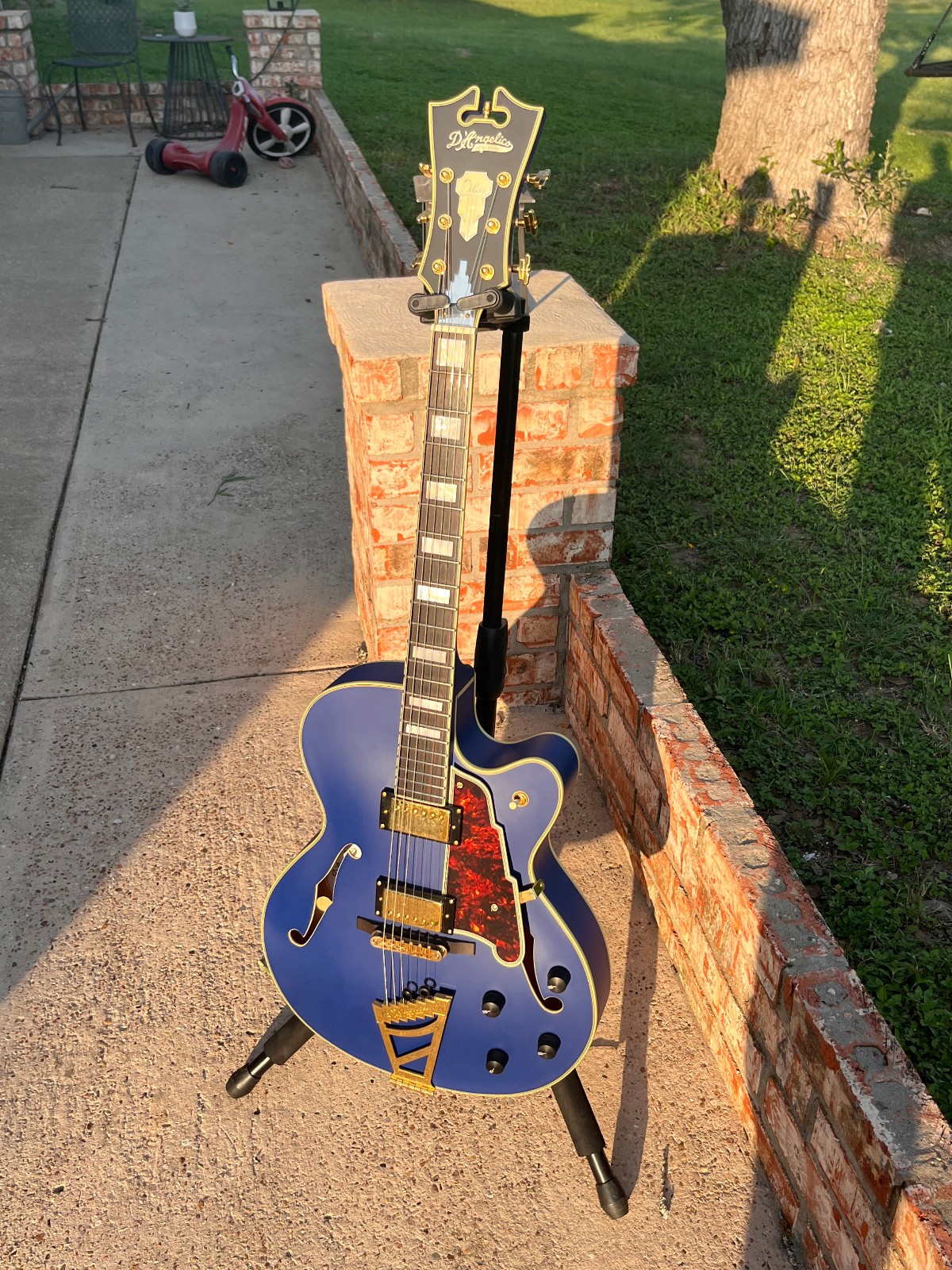 D’Angelico Deluxe DH ~ Hollowbody Archtop Guitar ~ matte royal blue ~ HSC ~ EXC