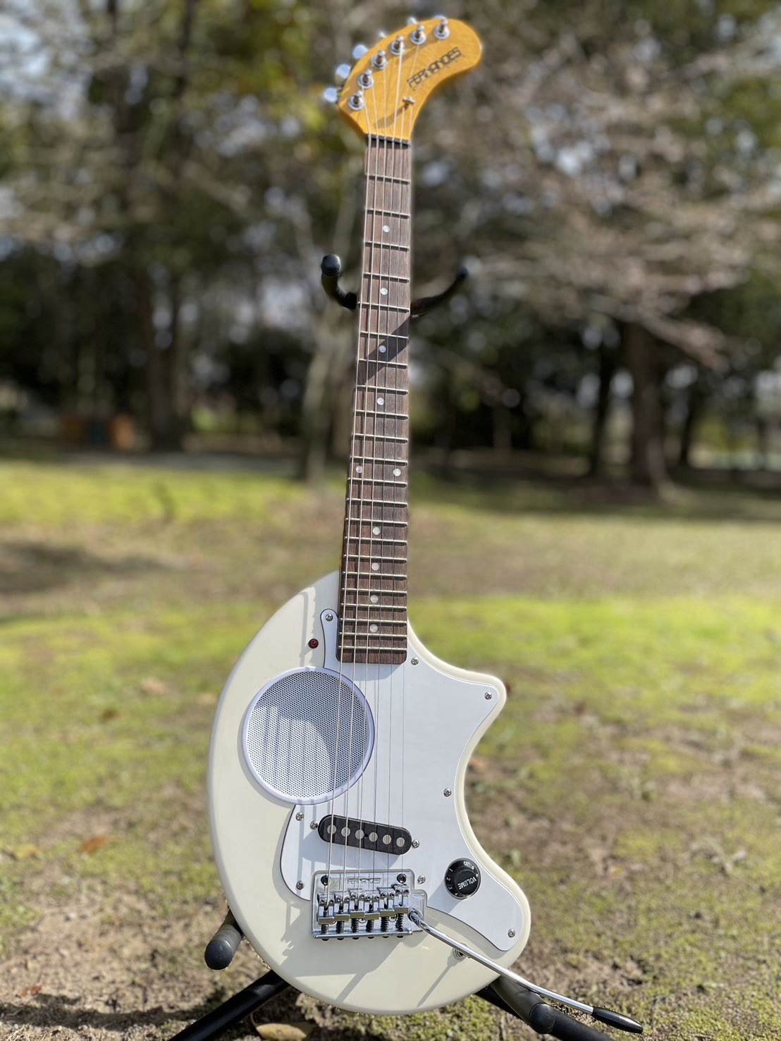 Mini Electric Guitar Built-in Speaker White Blackmore Style Travel Guitar