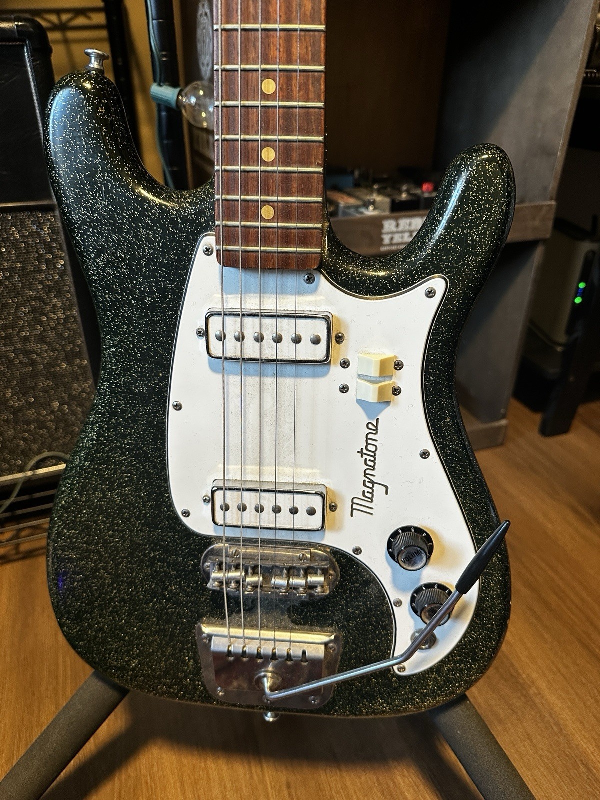 Magnatone Zephyr Mid ‘60s Guitar – Black w/Gold Sparkle