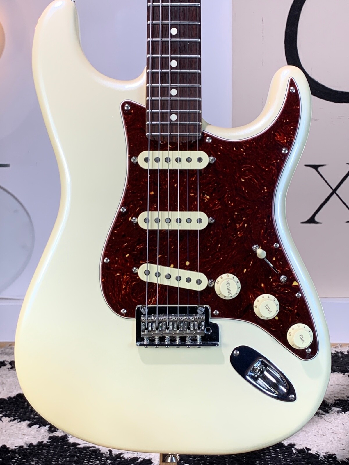 Fender Limited Edition American Showcase Stratocaster Olympic White pearl 7.8lb