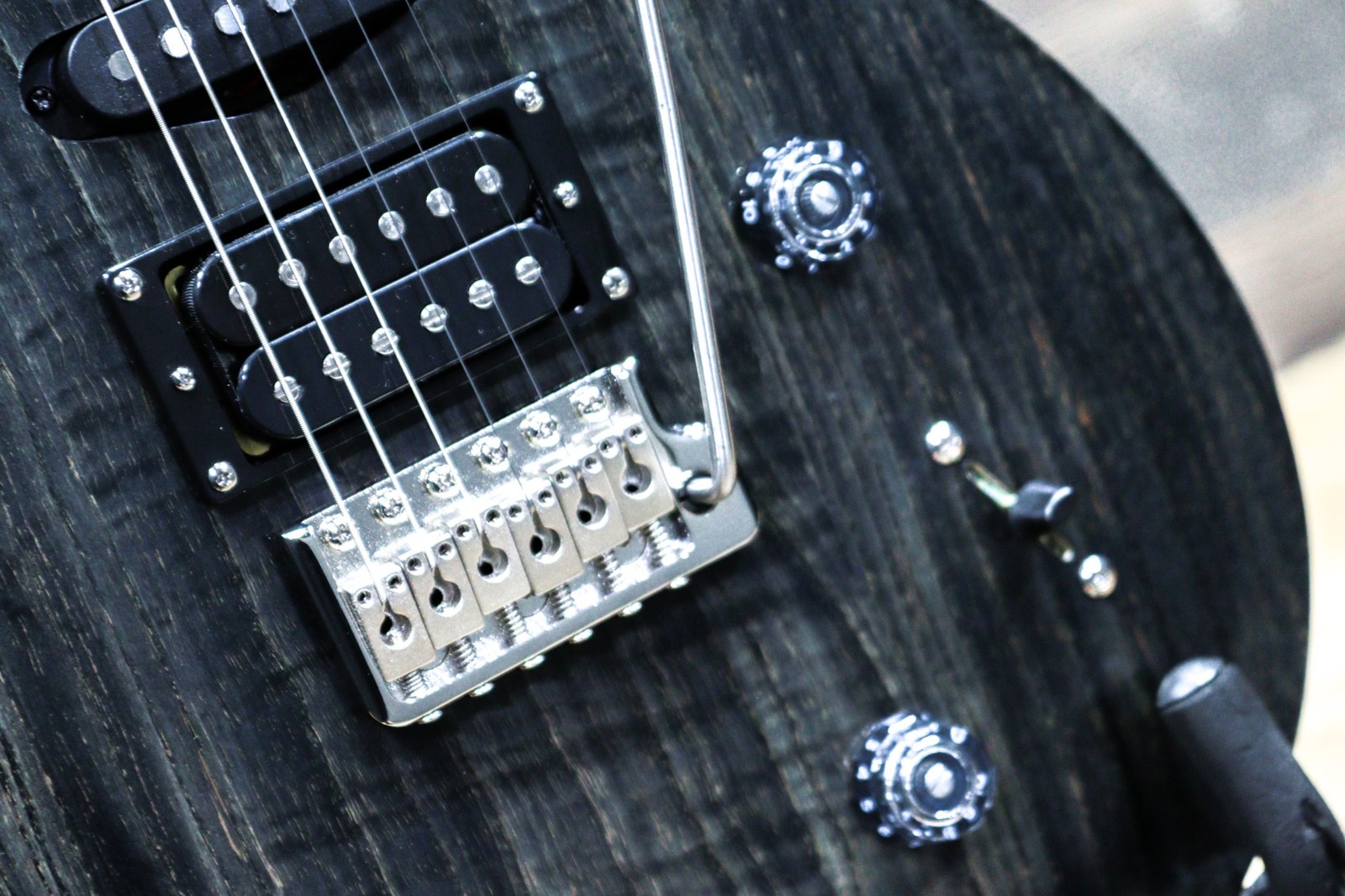 PRS SE Swamp Ash Special 85/15 “S” & AS-01 Pickups Charcoal El. Guitar w/Bag