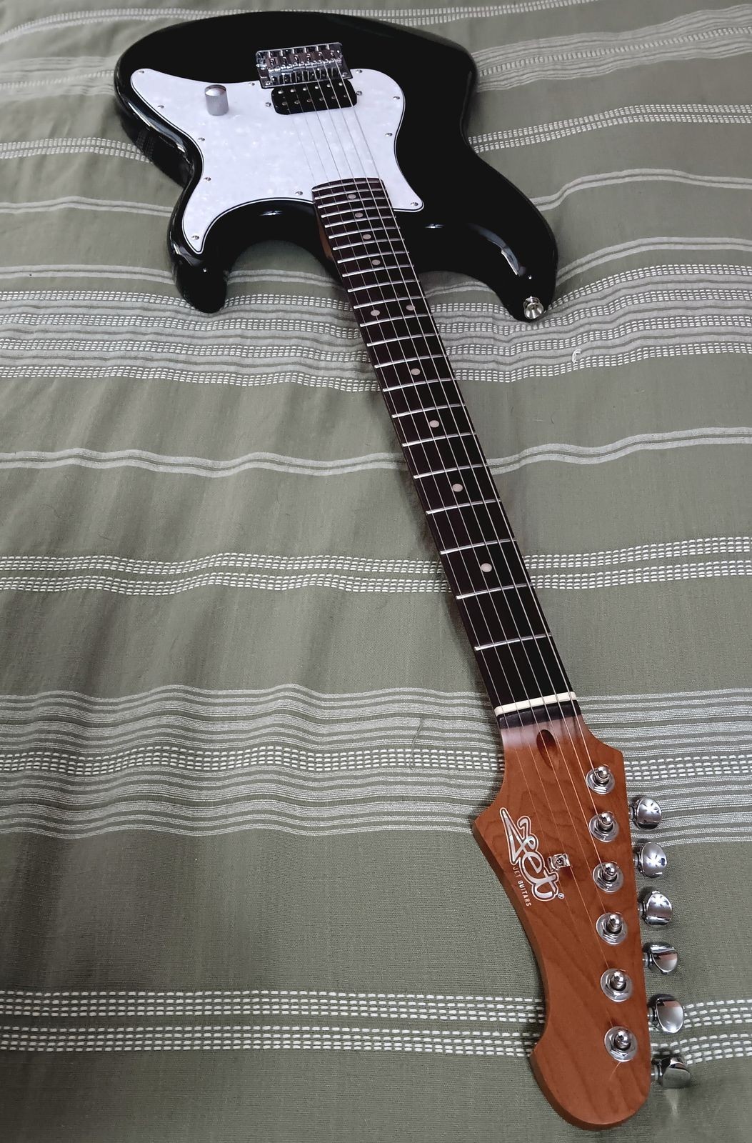 Jet JS-400 HT BK Electric Guitar (Tom DeLonge Style Hardtail strat) – Jet Black