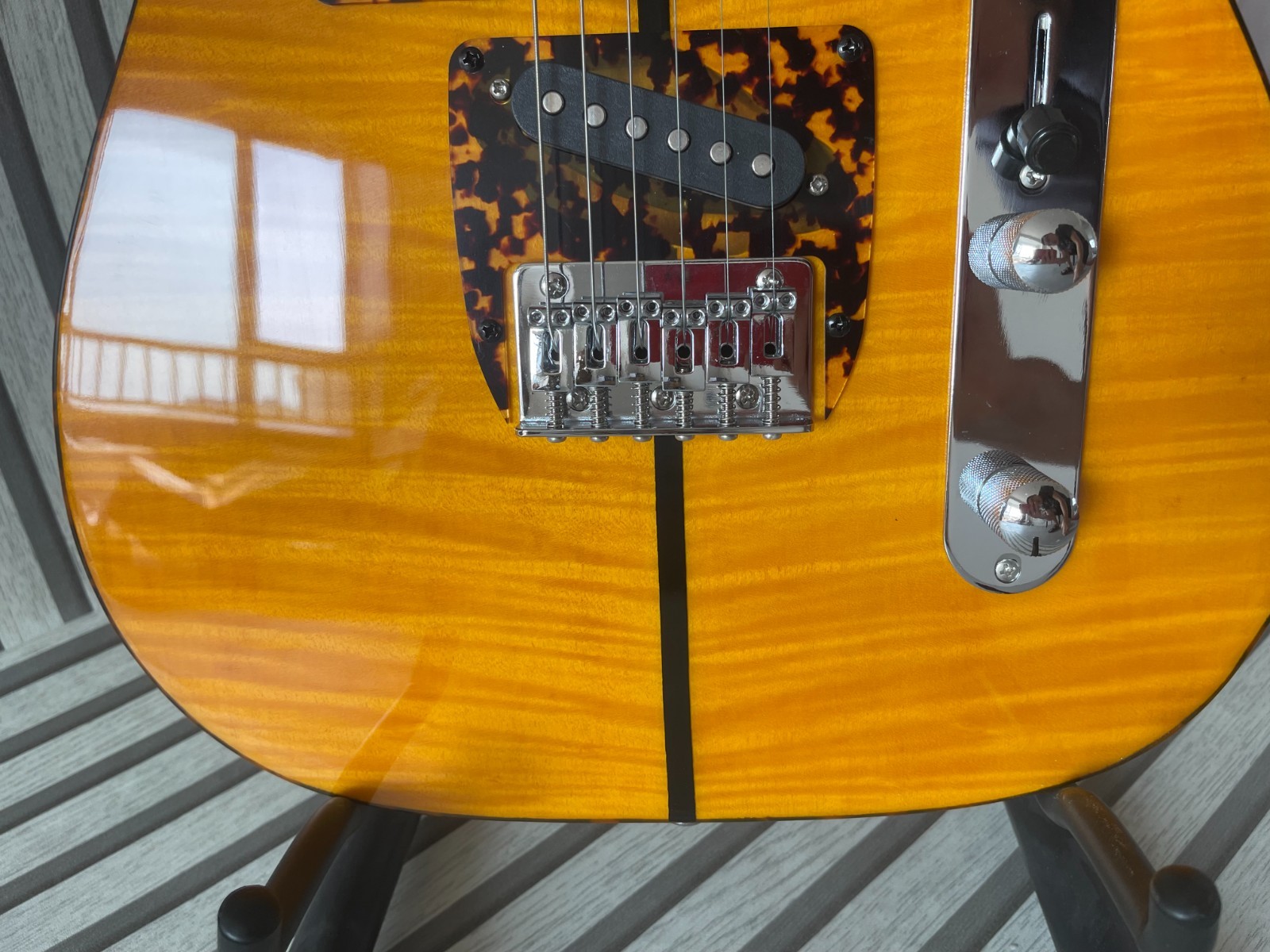 Amber Yellow Flame Maple Top Electric Guitar Leopard Pattern Pickguard Dual Red