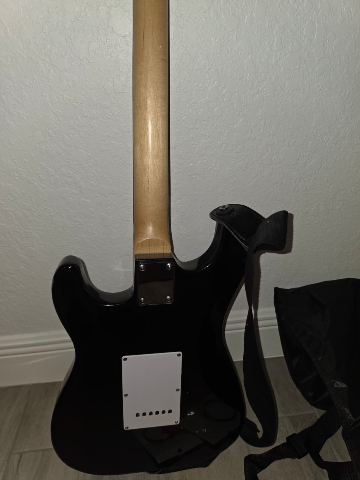 ZENY Solid Body Electric Guitar 6-String Right-Handed Black w/ Gig Bag Picks