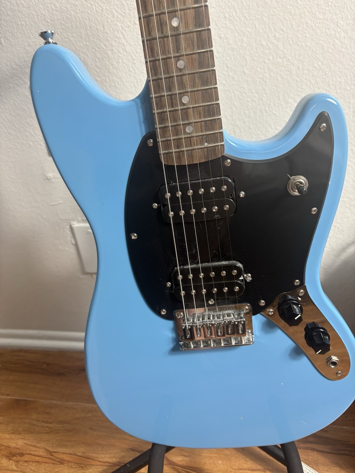 Slightly used Electric Guitar Starter Kit – Amp, Stand, Cable