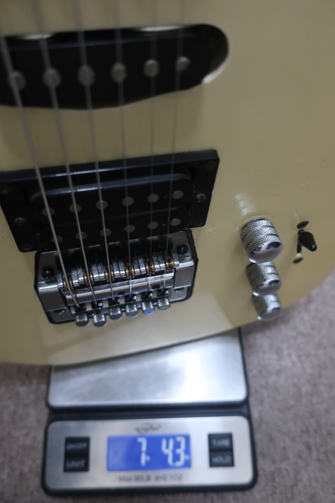 Squier HSS Stratocaster Cream – Fender and Dimarzio Pickups, Coil Split.