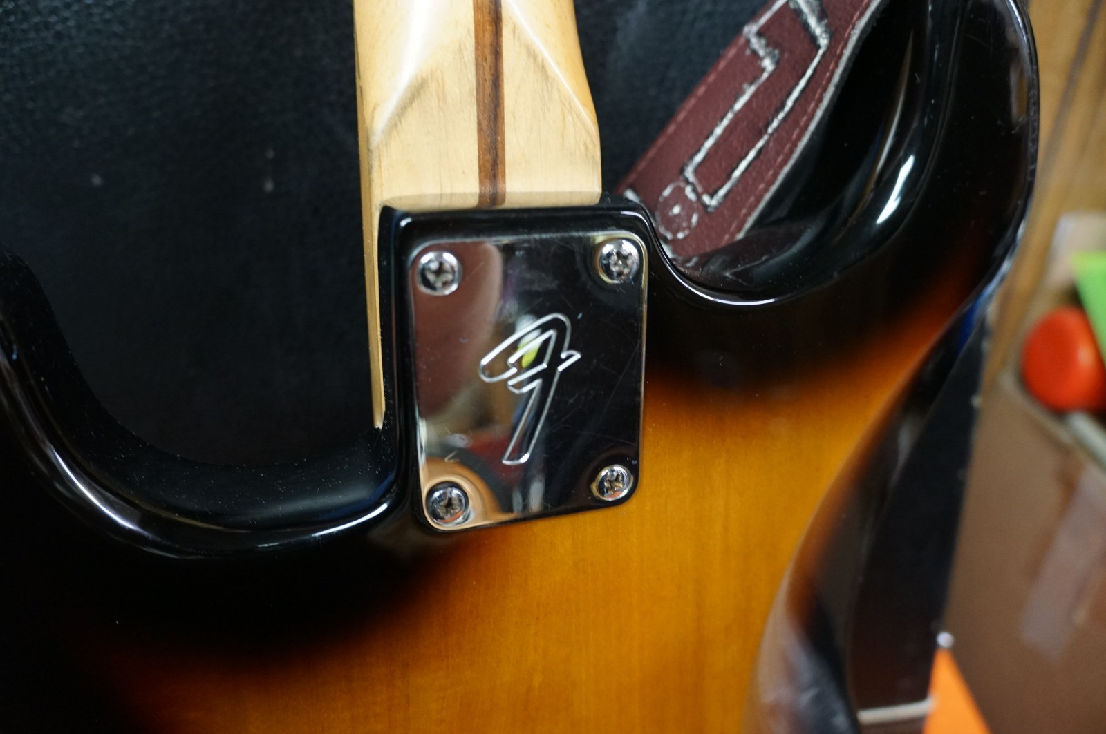 Squire Strat By Fender Affinity Series Sunburst Electric Guitar W/Case