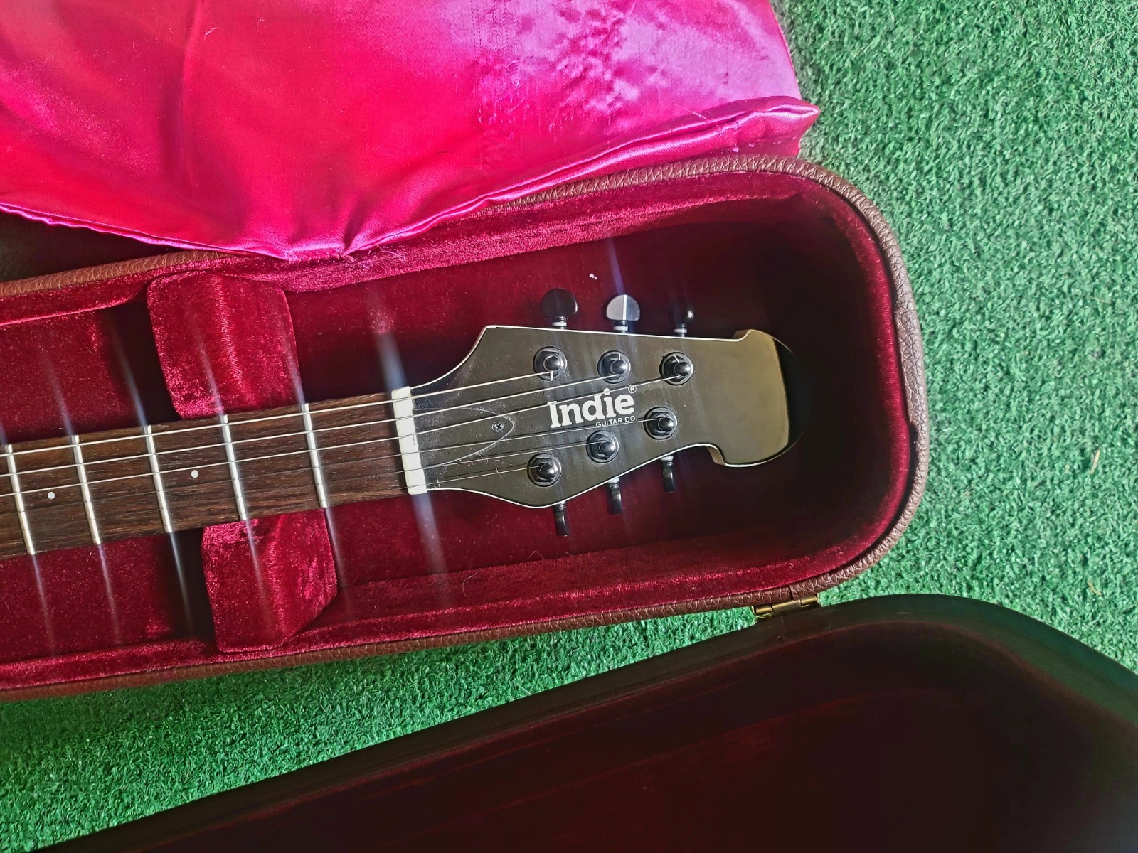 Vintage INDIE guitar With Original Hard Case And Silk Curtian , Keys Included
