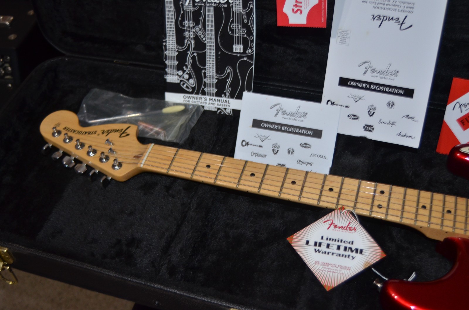 American Special Stratocaster®, Maple Fingerboard, Candy Apple Red