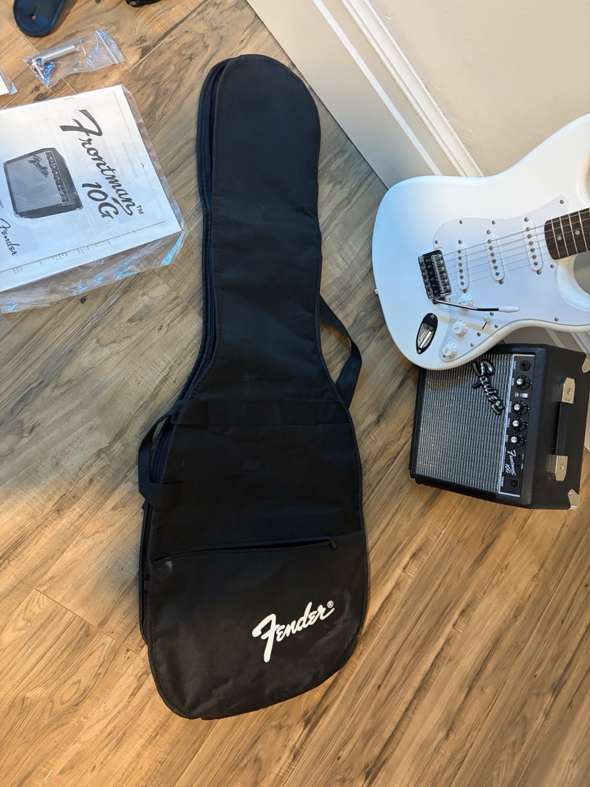 Squier Stratocaster Electric Guitar White w/ Frontman 10G Amp, Gig Bag, Strap