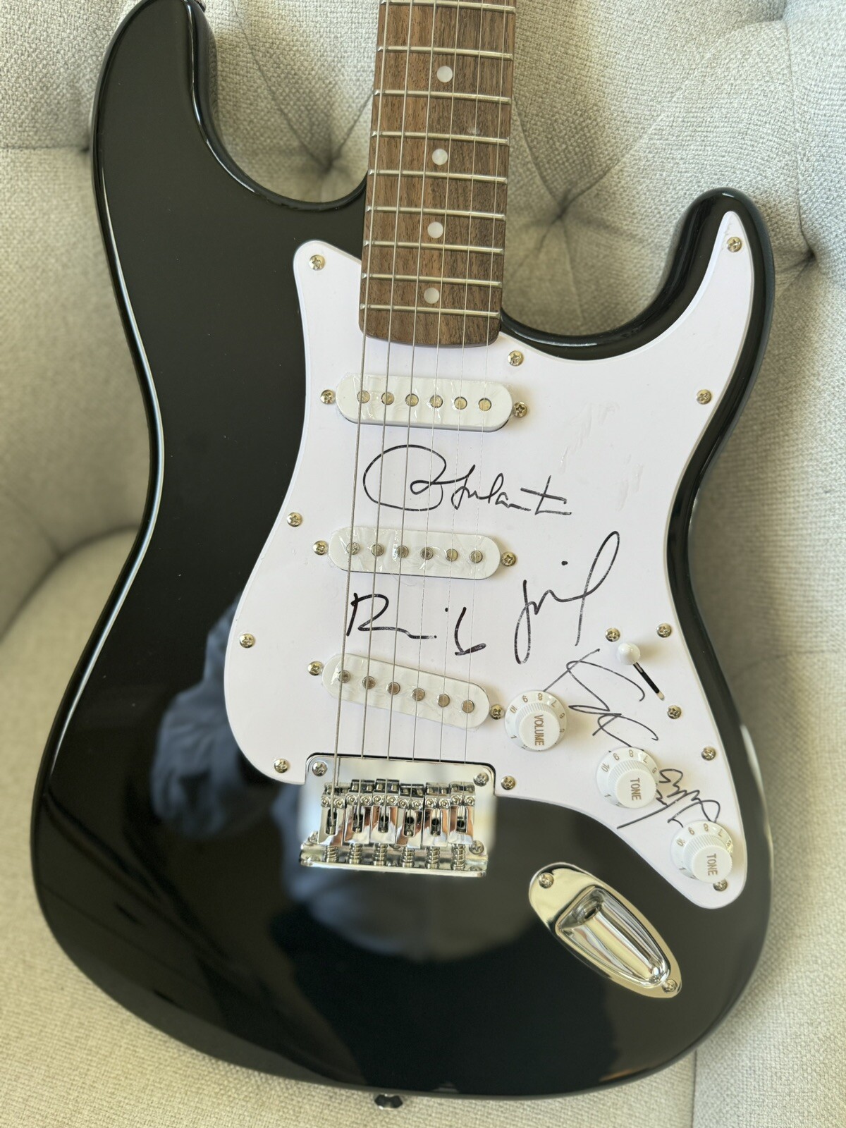 Ricky Martin + Reik Signed Guitar – Squier By Fender SQ Bullet Strat HT HSS BLK