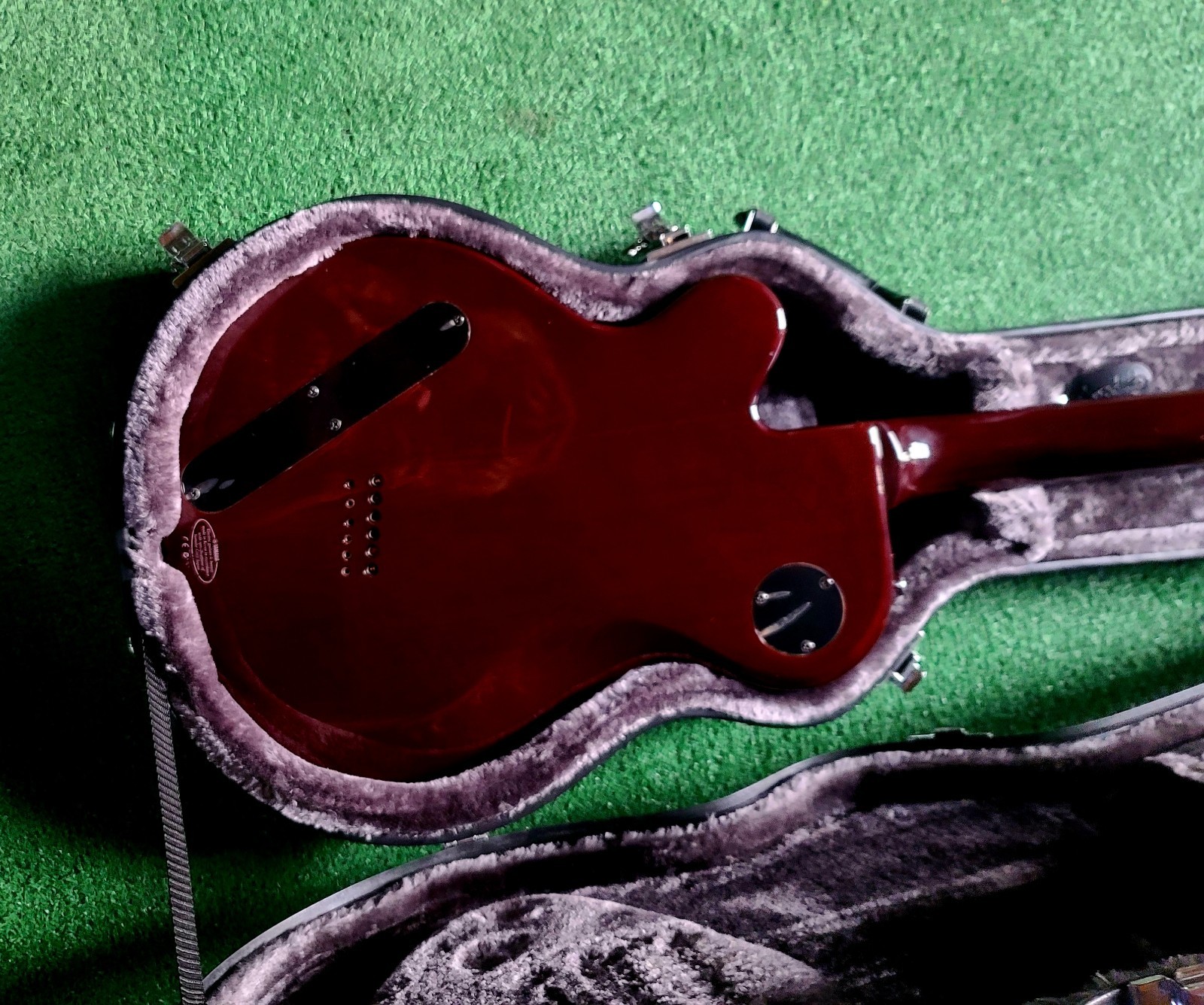 Sought-after AES620 YAHAMA 22 fret Guitar w/hardcase. # QKZ0250R/ 2003 -2004
