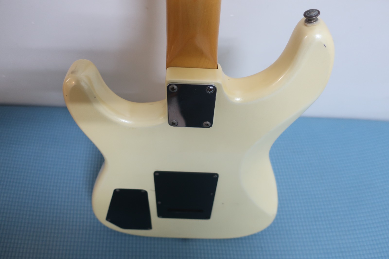 Squier HSS Stratocaster Cream – Fender and Dimarzio Pickups, Coil Split.