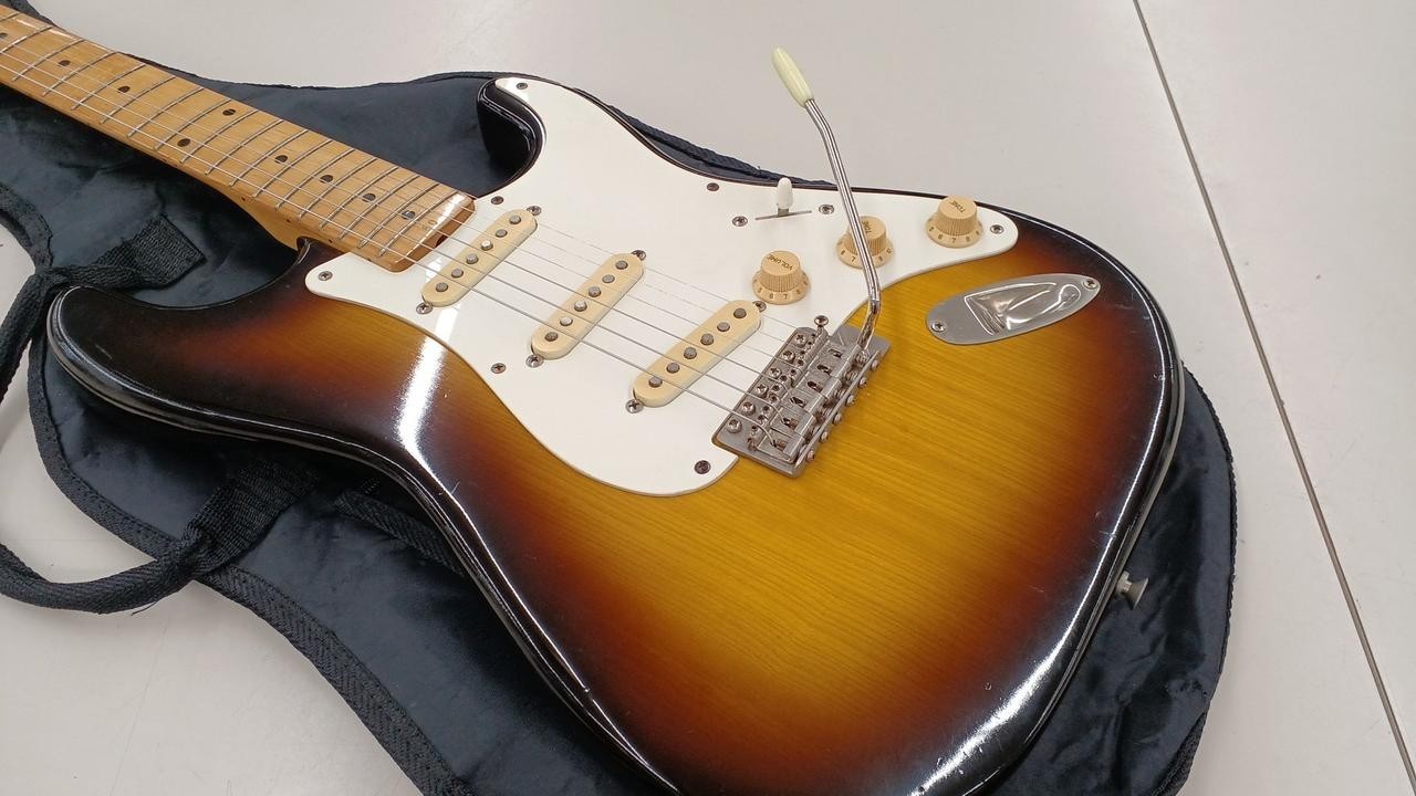 [Tokai] ST-80 Springy Sound 3 Tone Sunburst Made in Japan 1980 ST Type E.Guitar