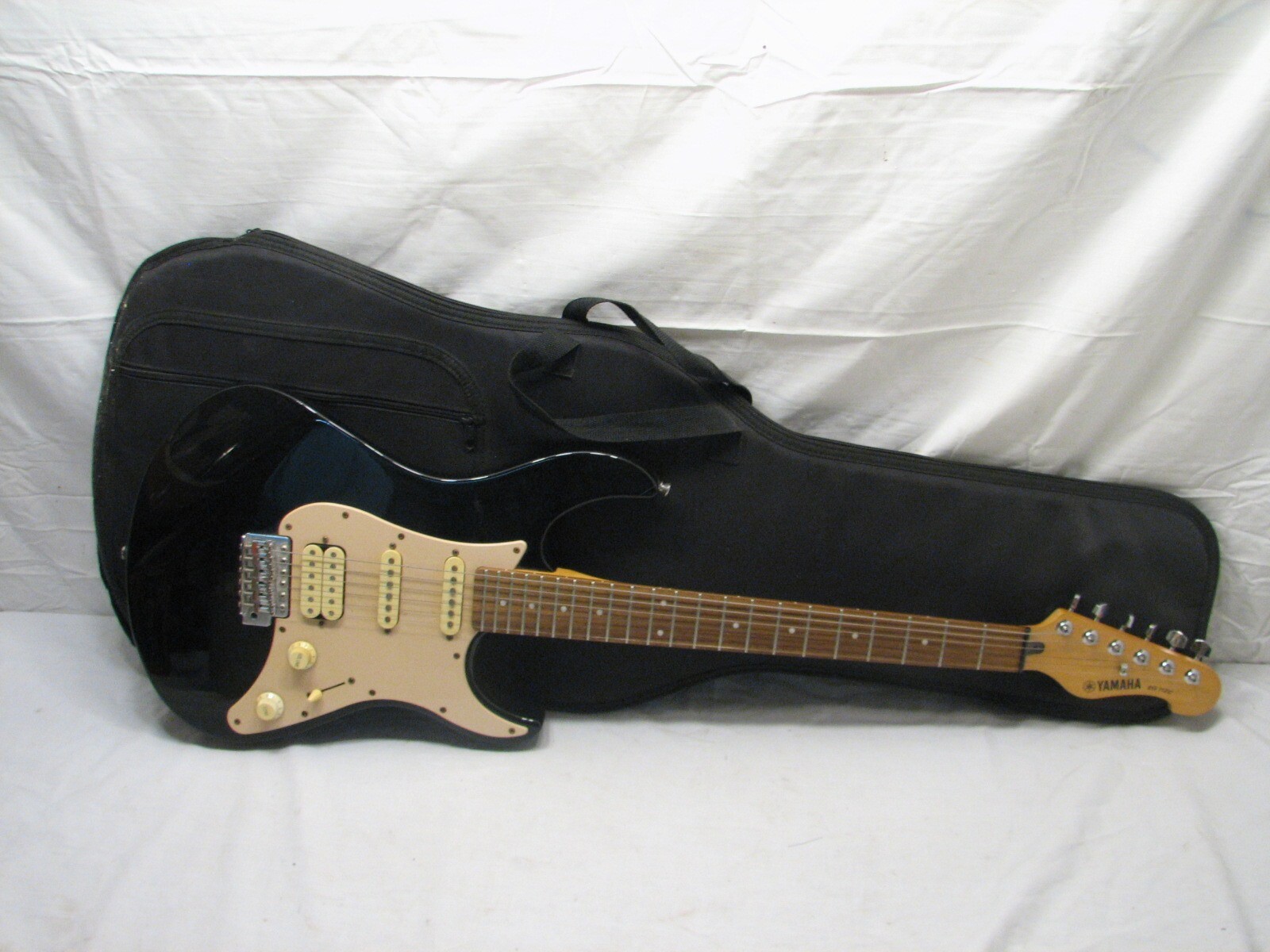 Yamaha EG 112C Fat Strat Copy Electric Guitar and Gig Bag