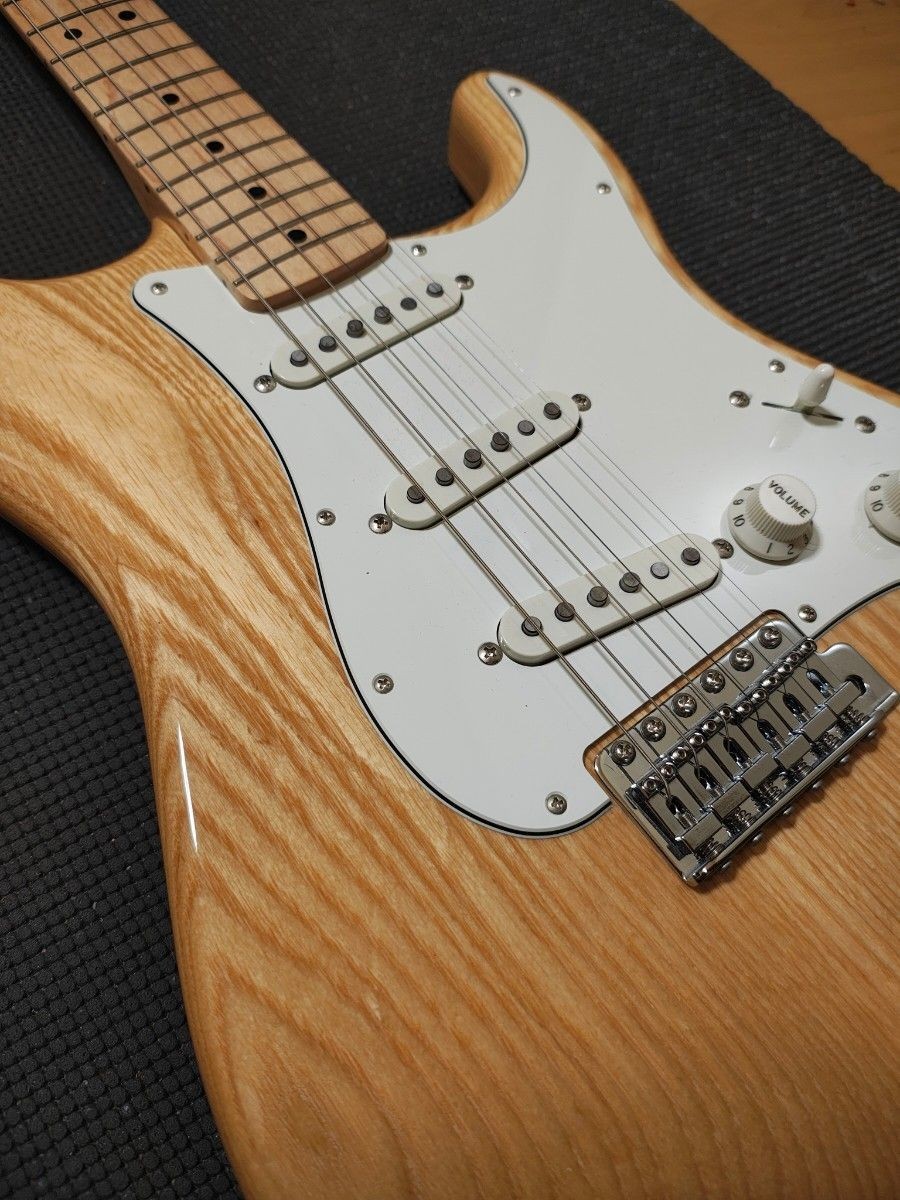 Fender Japan TRADNLⅡ70sSTRAT MN White Ash Body Maple Neck Hard Case Included