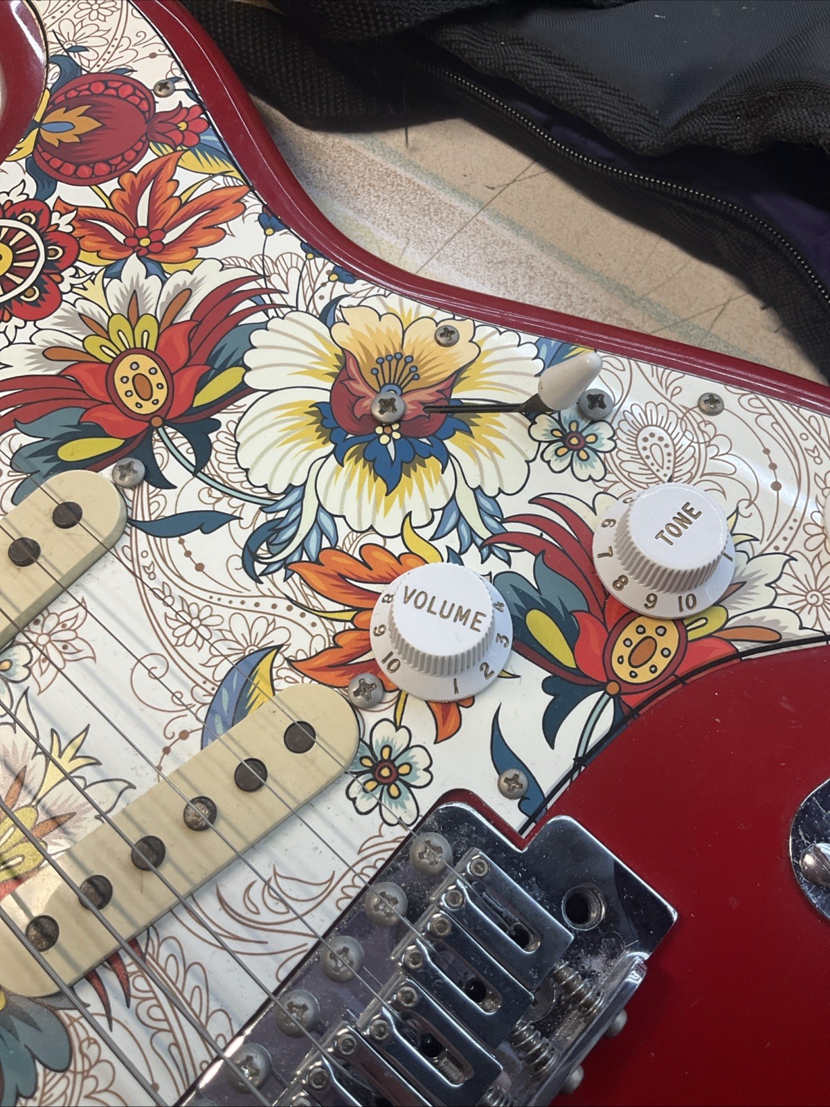 FENDER SQUIER STRAT RED WITH CUSTOM FLORAL 70S DESIGN AND GIG BAG ￼