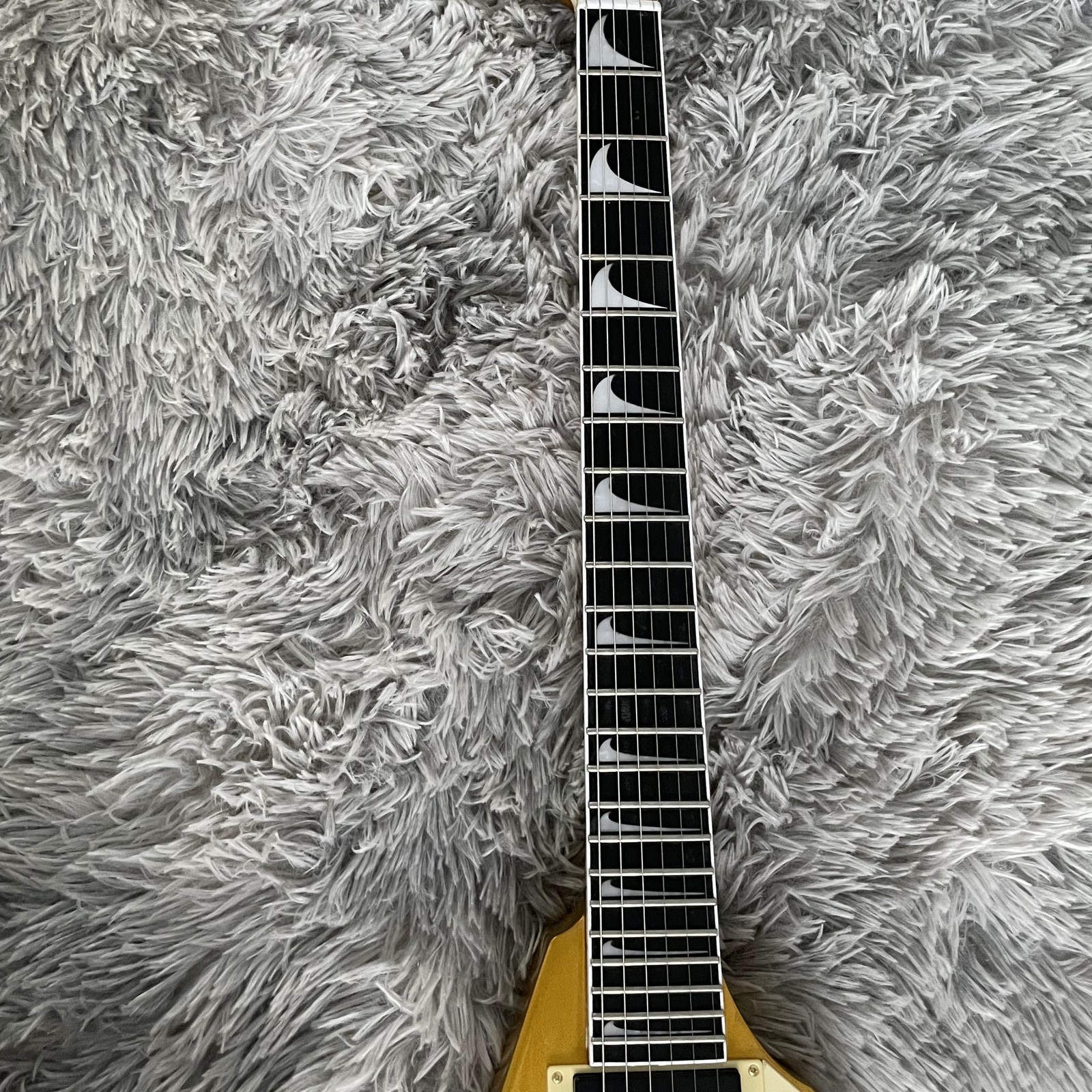 Metallic Swallow Tail V Shape Electric Guitar Gold Knob Thru Body active Pickups
