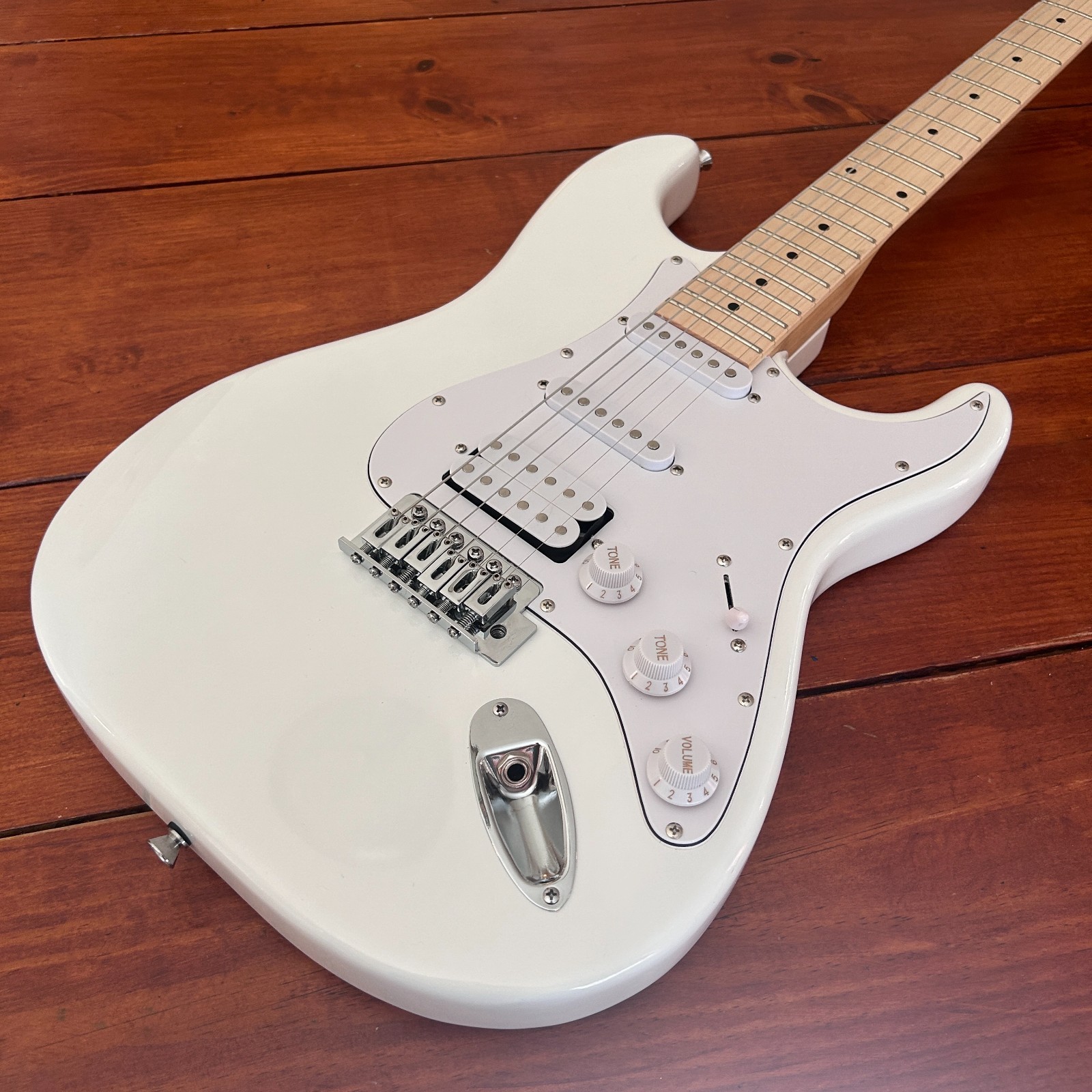 All-In-One White Electric Guitar Package with 20w Amp, Full-Size, H-S-S Pickups