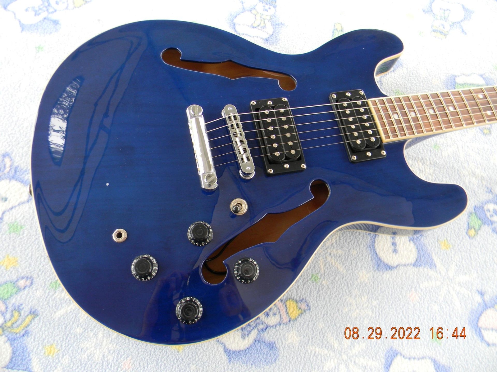 Signature Set Neck Semi Hollow , Hot Epiphone Pickups,Has Hairline Cracks, Read