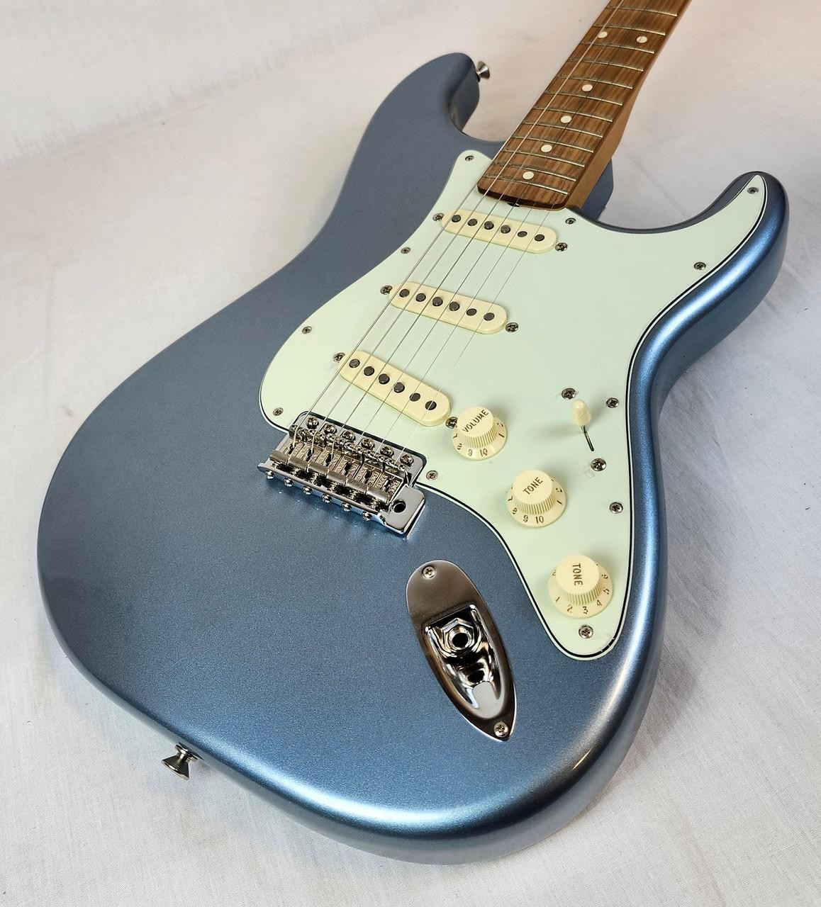 Fender Vintera ’60s Stratocaster, Pau Ferro FB, Ice Blue Metallic, Deluxe Gig Ba