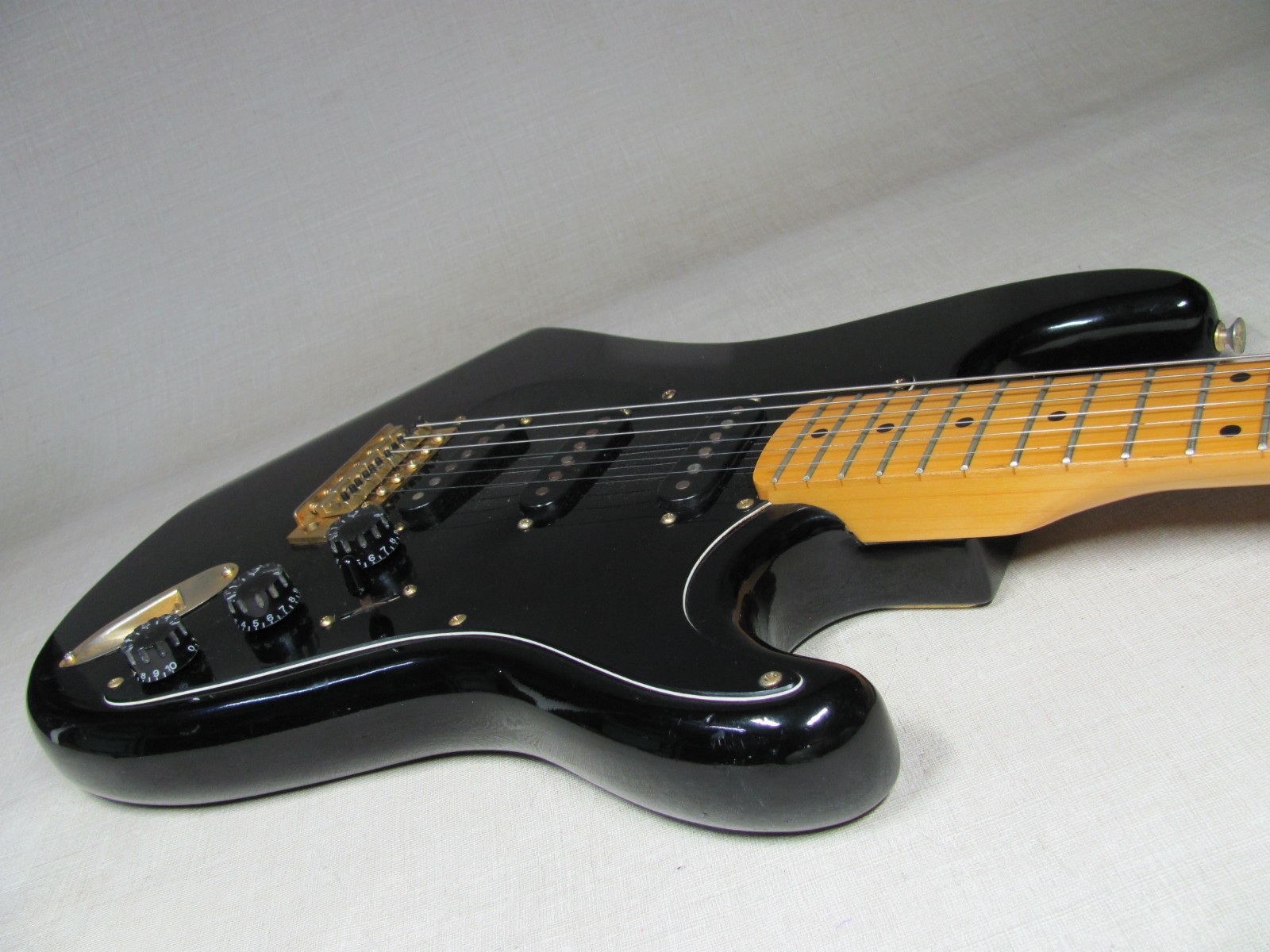 HARMONY H80BG ELECTRIC GUITAR BLACK AND GOLD VINTAGE 1980’S GOOD CONDITION