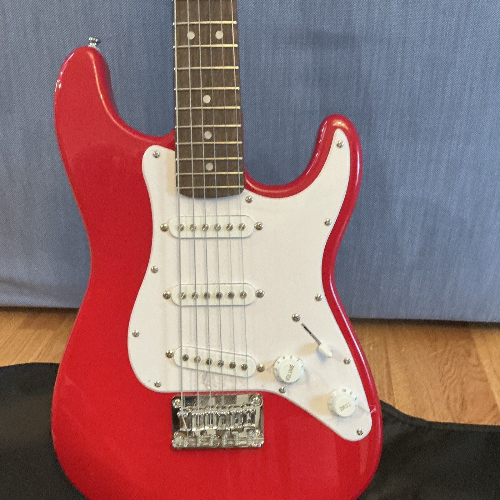 Squier Red 3/4 mini Solid Body Electric Guitar Right-Handed 6-String w/ Gig Bag