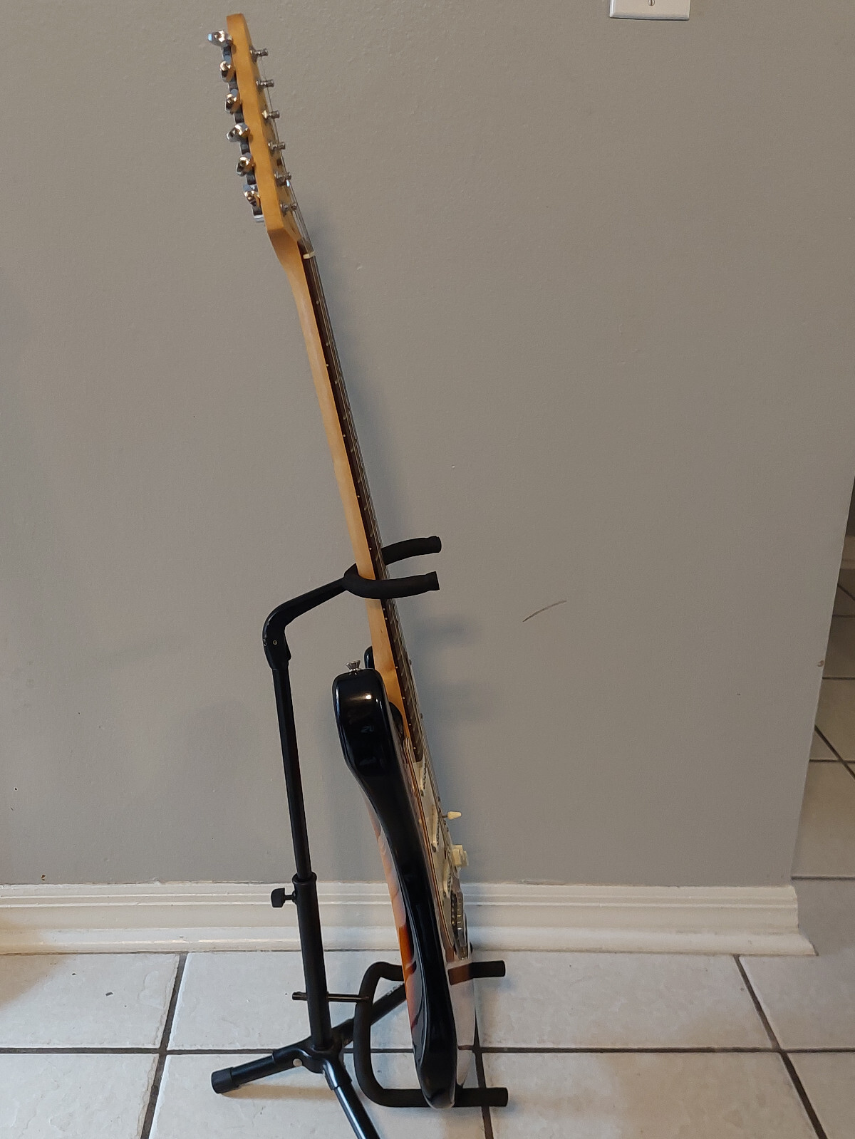 Starcaster by Fender Stratocaster 3-Tone Sunburst Electric Guitar