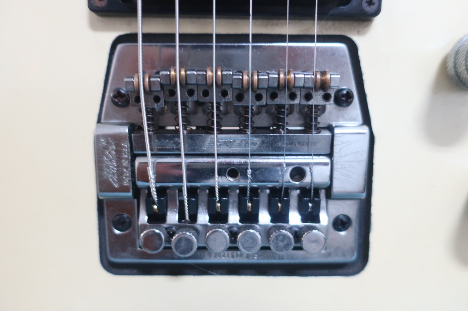 Squier HSS Stratocaster Cream – Fender and Dimarzio Pickups, Coil Split.