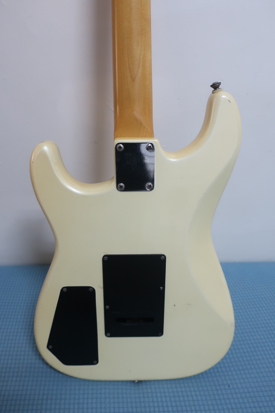 Squier HSS Stratocaster Cream – Fender and Dimarzio Pickups, Coil Split.