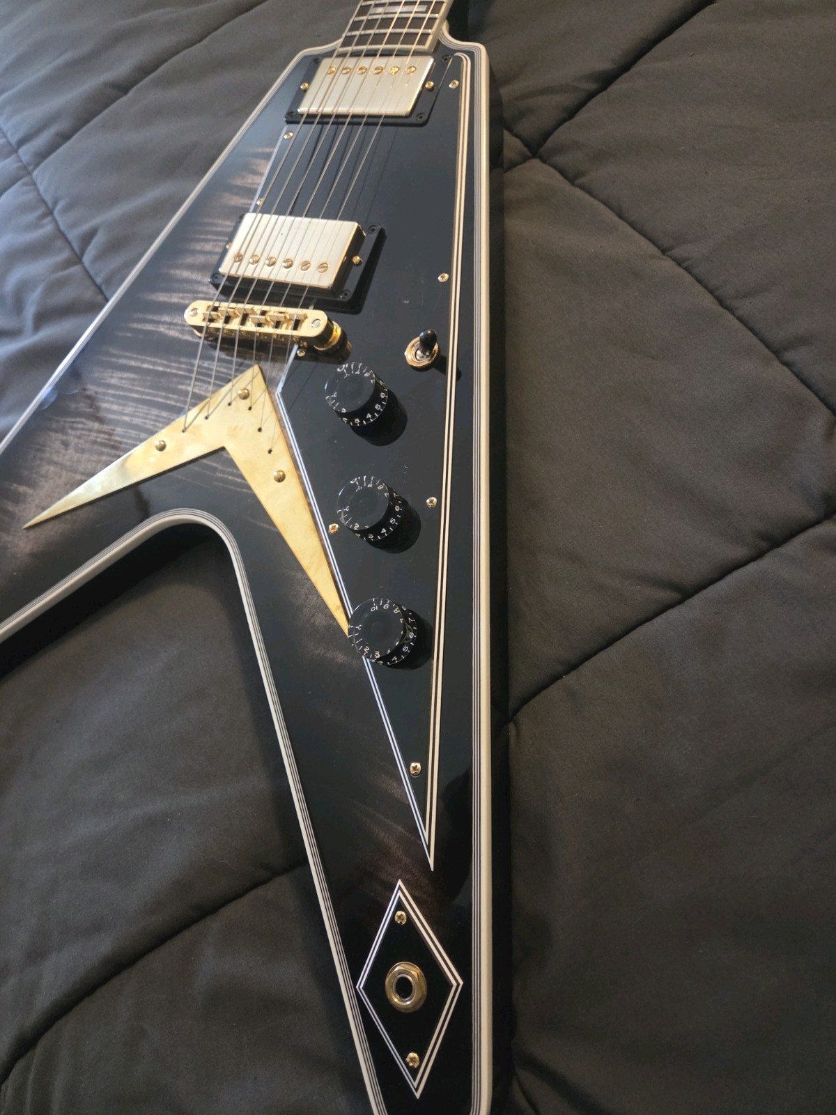 2025 Gibson Flying V Custom Shop Cobra Burst 7.1 Lbs. Hardshell Case