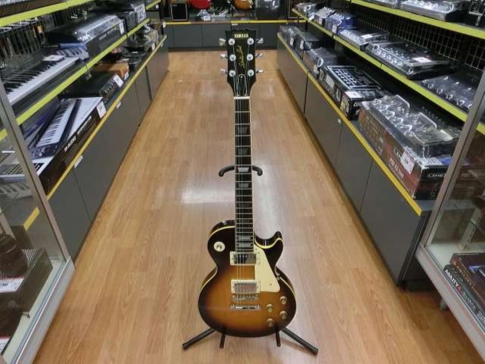 YAMAHA SL400S Used Agathis body Maple neck Rosewood fingerboard Sunburst