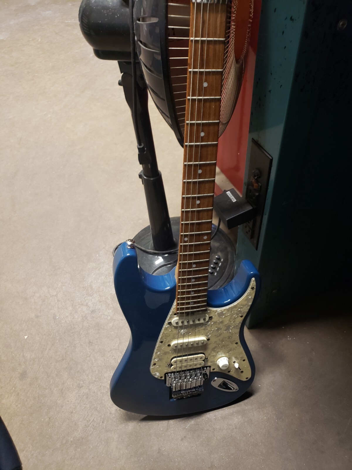 Electric Guitar Discovery Series Floyd Rose FR Blue 80% Frets in good condition.