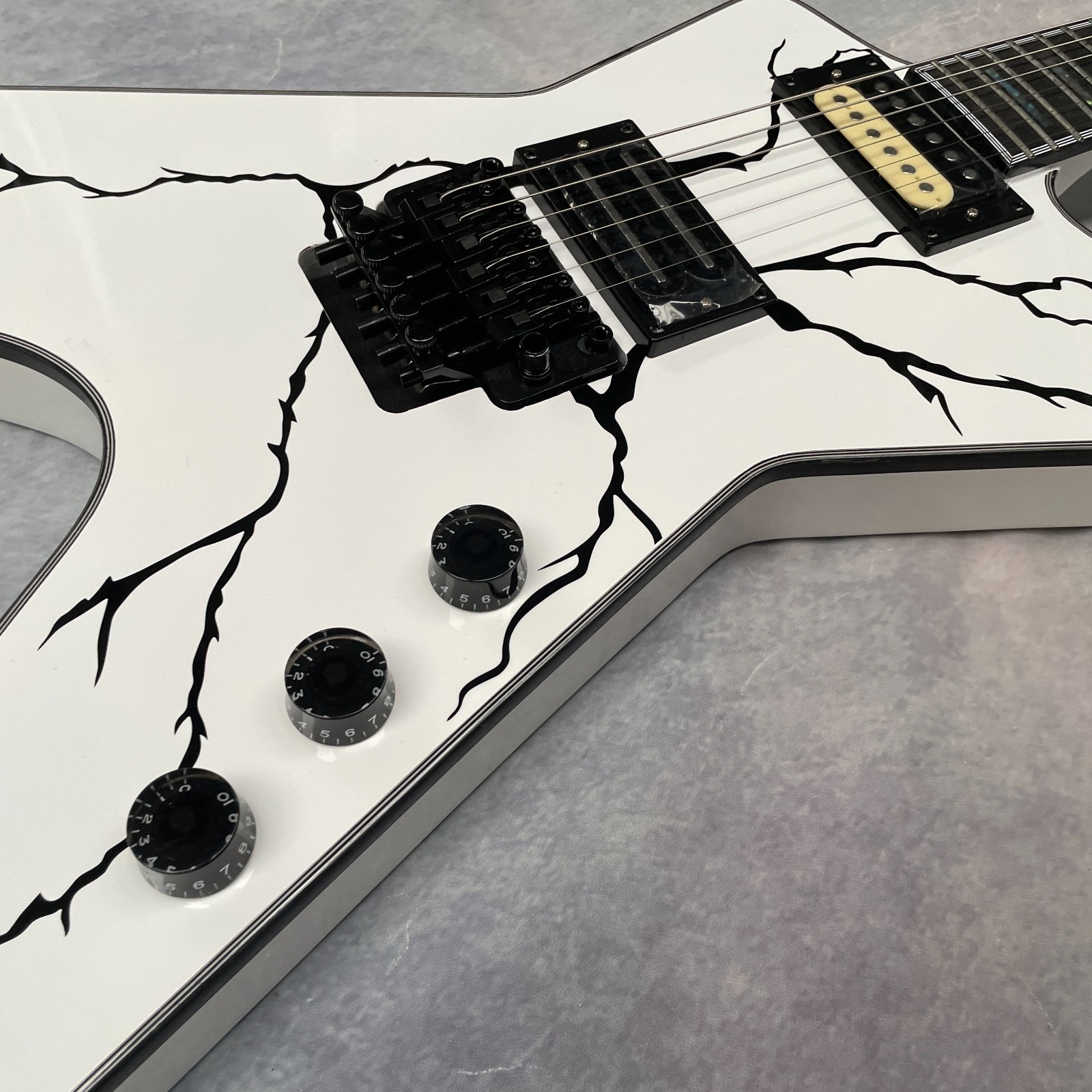 White Dime Washbun Electric Guitar Rosewood Fretboard Black Lightning Fast 9days