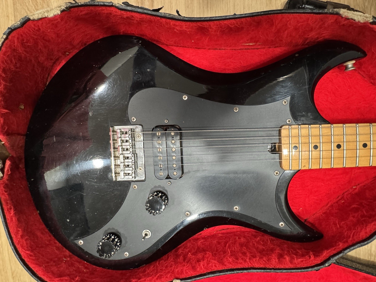 Vintage Vantage Avenger Electric Guitar Japan Black w/ Hard Case Untested