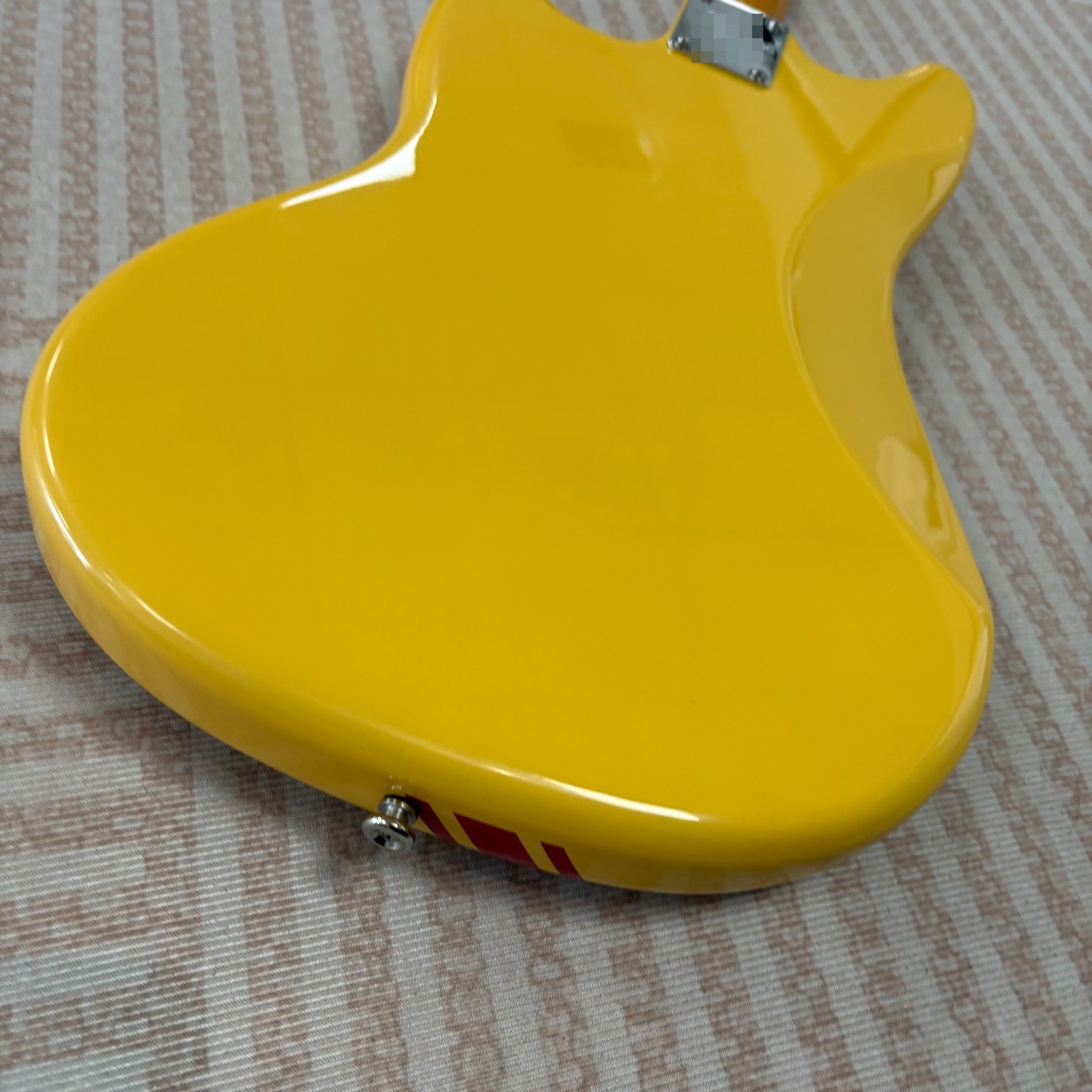 Yellow Mustang Style Electric Guitar Rosewood Fingerboard Maple Neck