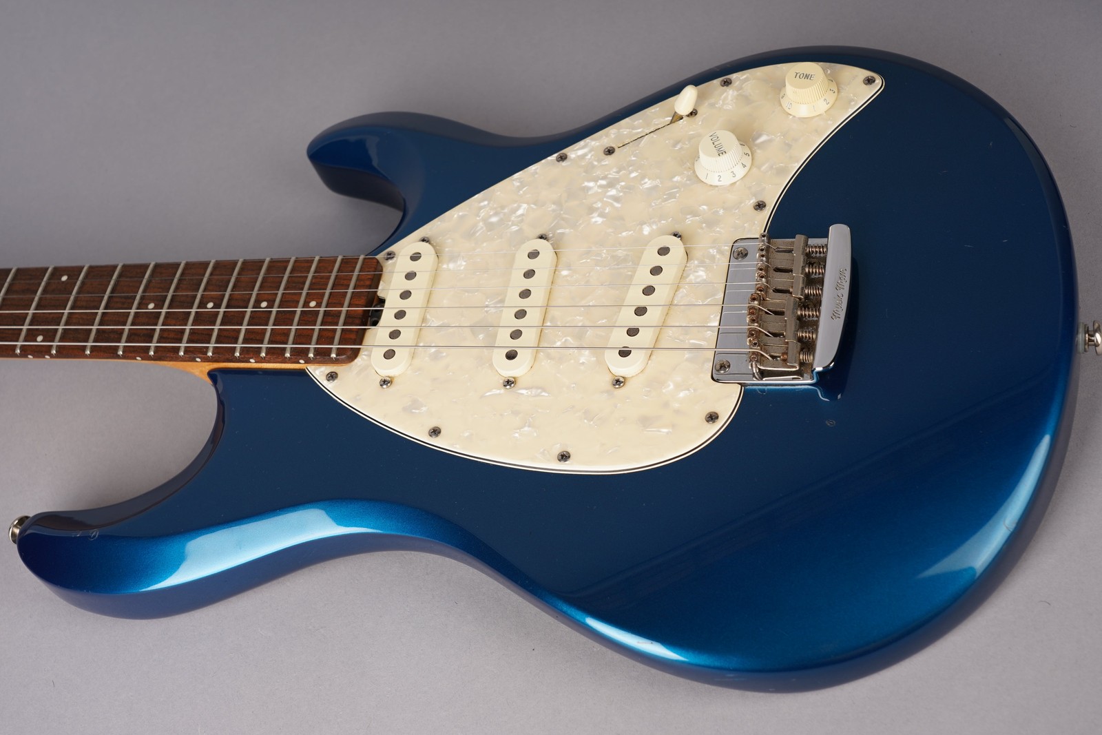 Ernie Ball Music Man USA Silhouette Special SSS Hardtail – 2000 – Blue Pearl